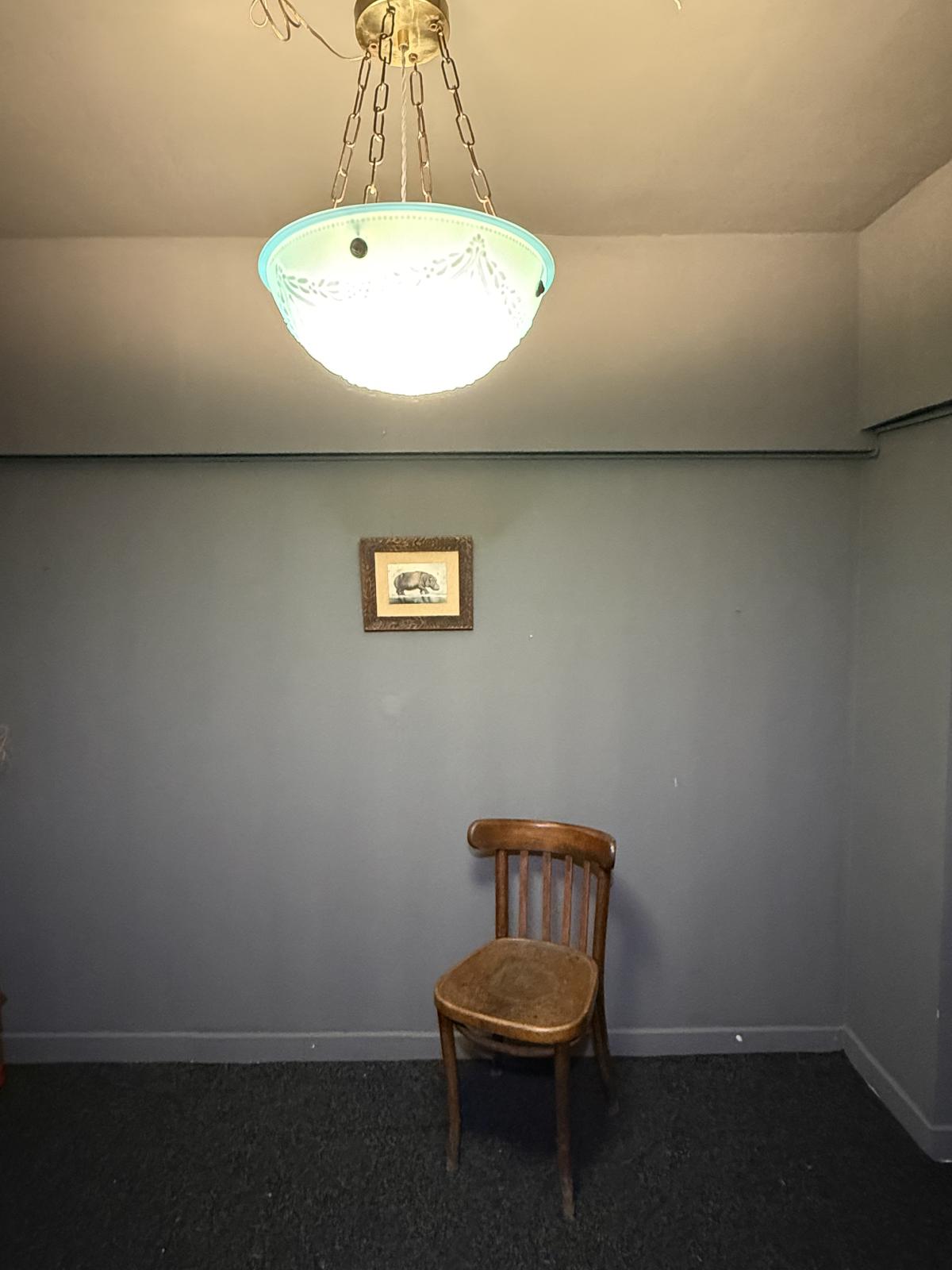 Lustră cu glob vechi din opalină bleu-turcoaz, decor în relief și montură modernă. Diametru 40 cm, cablu nou și fasung E24.