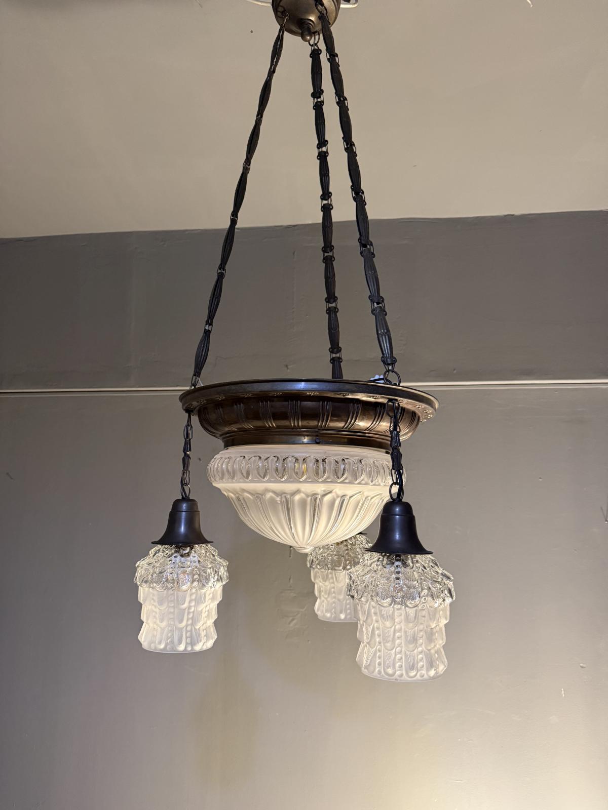 Lustră veche din perioada 1930–1940, cu plafonieră originală și trei globuri suspendate din sticlă. Dimensiuni 100 × 40 cm.