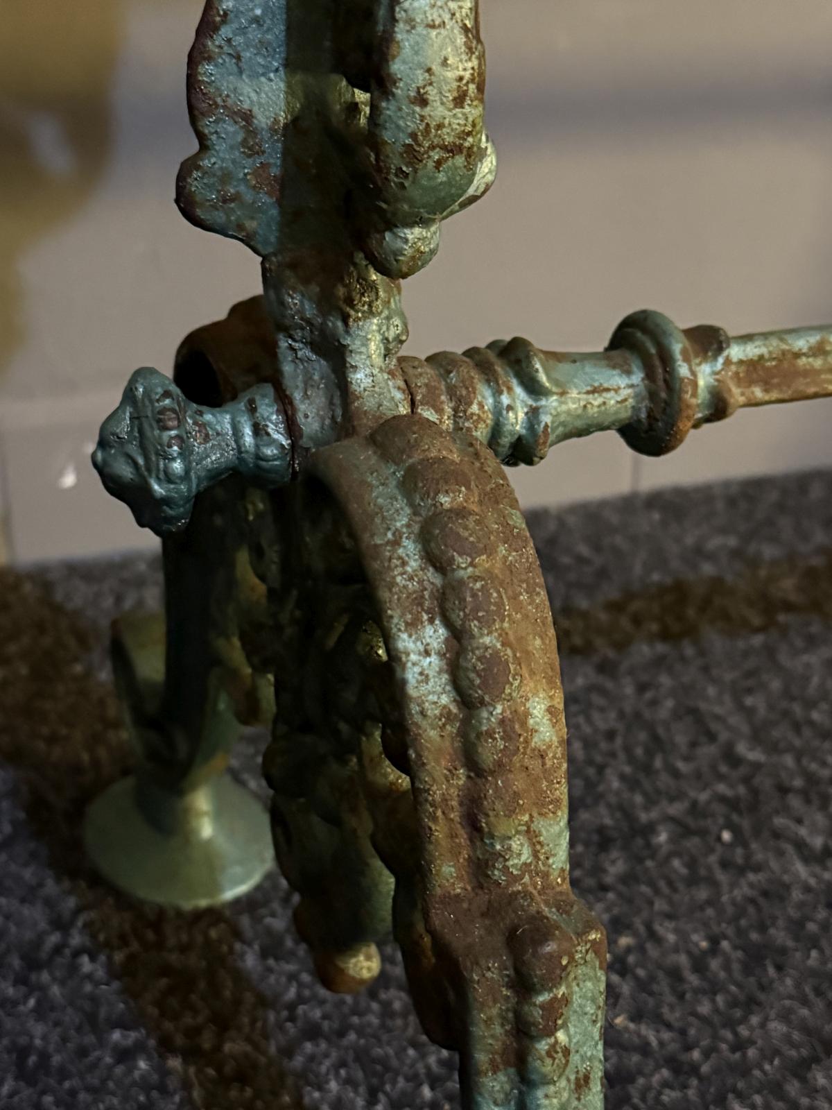 Masă veche din fontă ornamentată, cu blat din marmură albă. Piesă găsită în Belgia, cu patină pronunțată și urme naturale de utilizare.