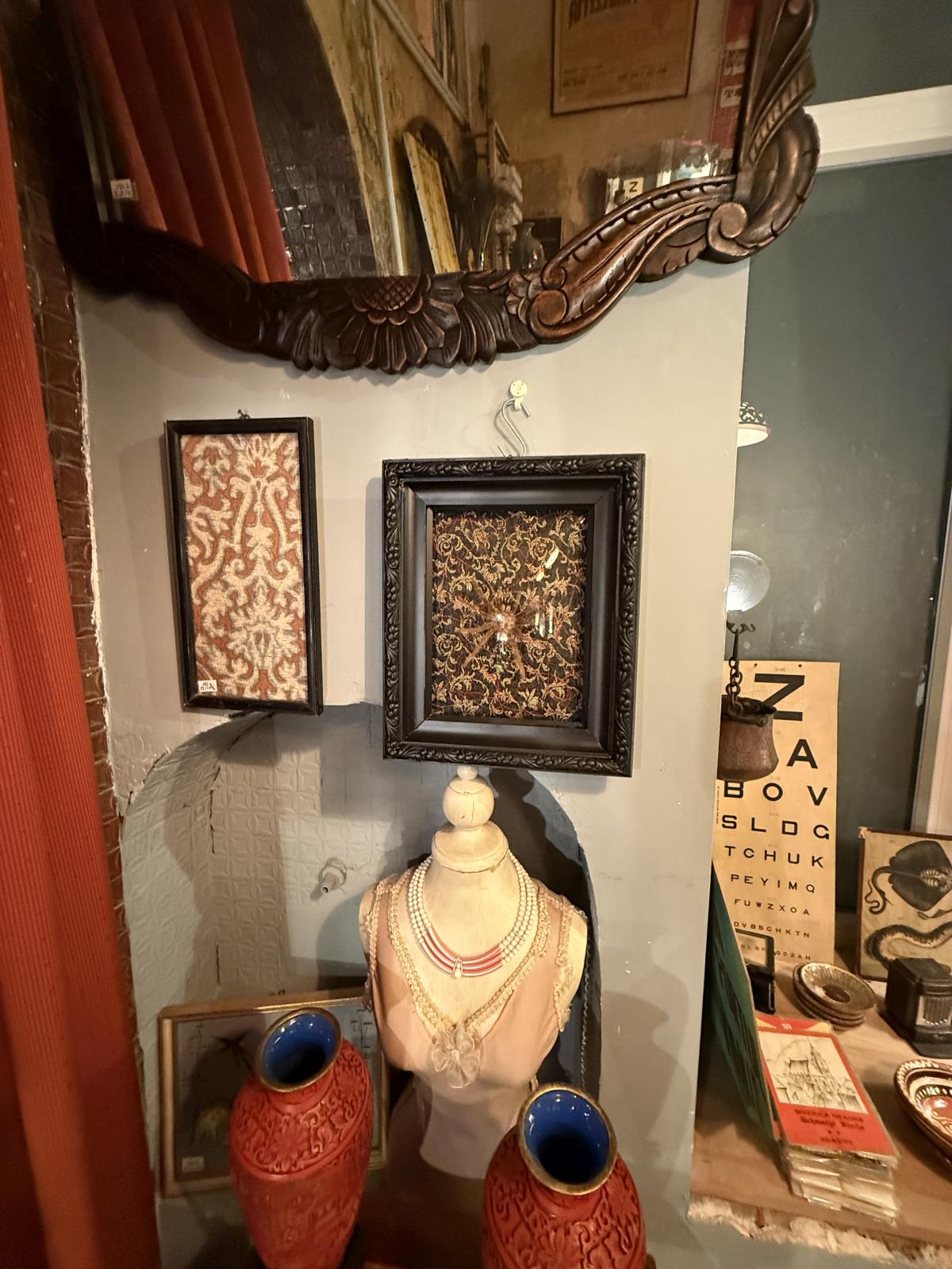 Compoziție unicat cu păianjen naturalizat, cadru vechi de crucifix, sticlă bombată, fundal textil și fire roșii. cabinet de curiozitate