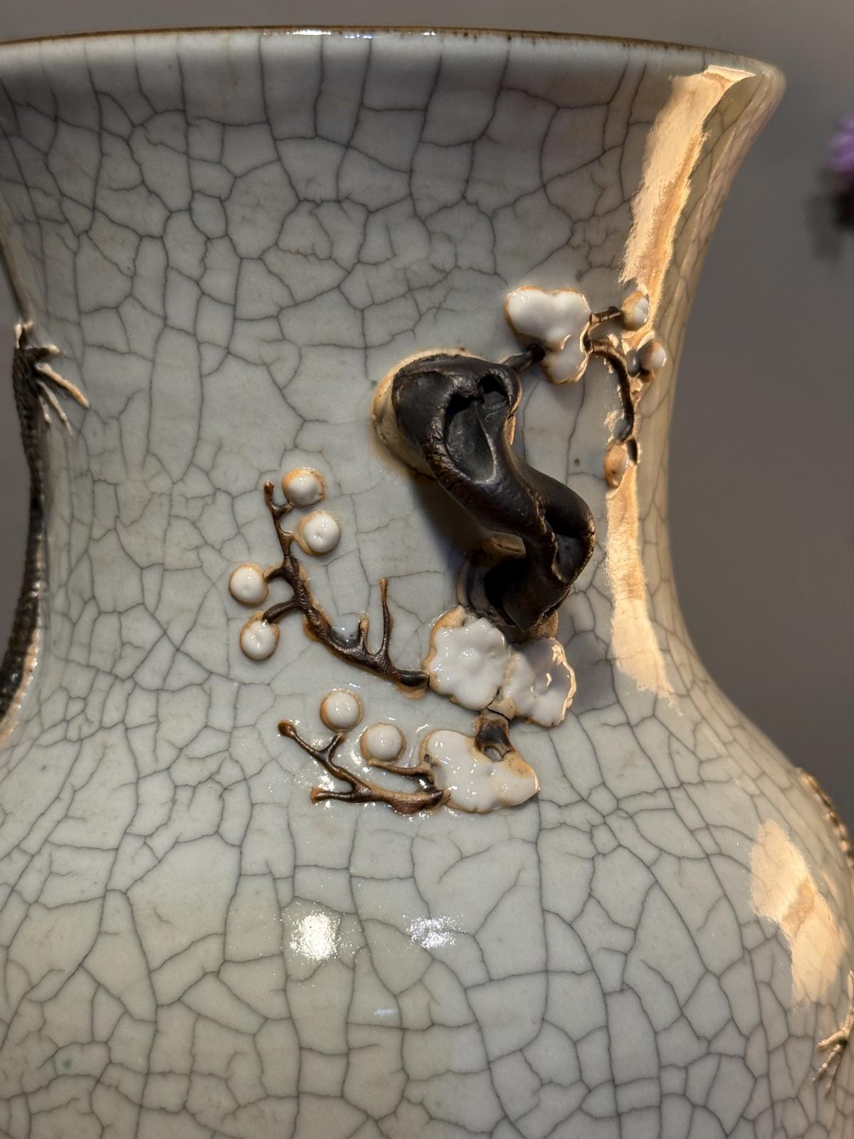 Pereche de vase chinezești Nanking cu glazură craquelé și decor în relief cu dragoni, cocori și ramuri de prun.