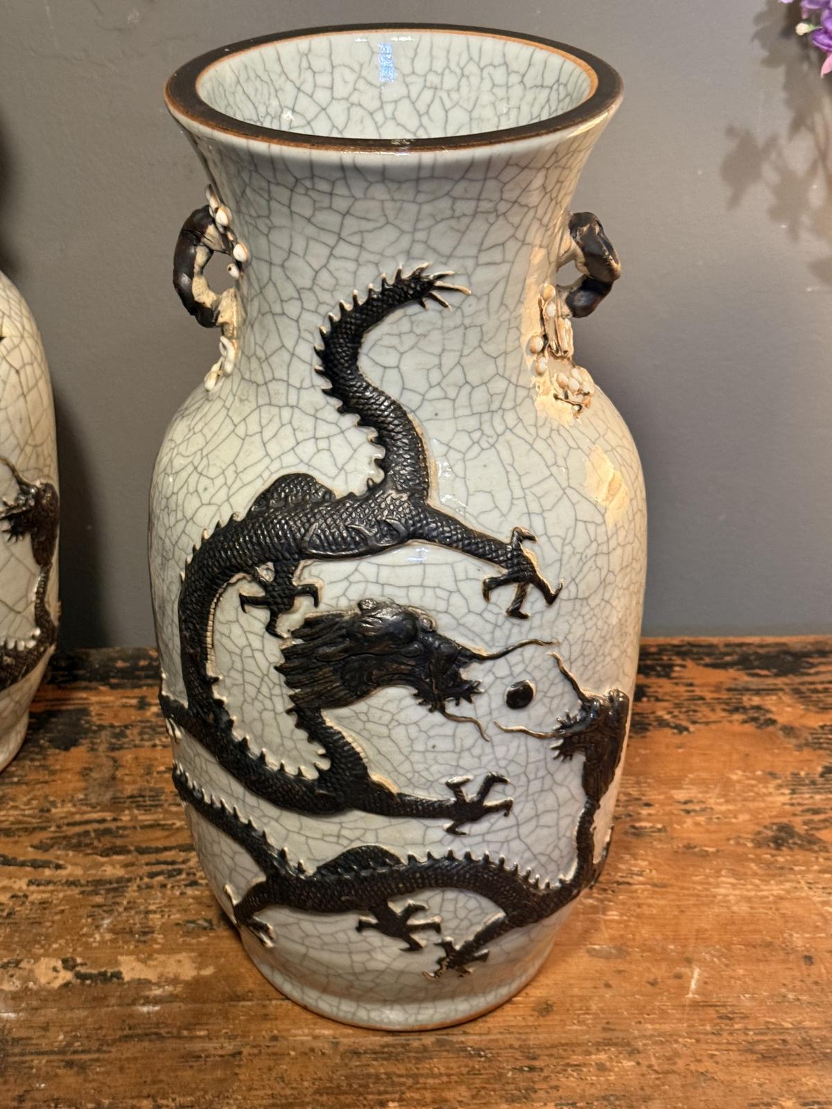 Pereche de vase chinezești Nanking cu glazură craquelé și decor în relief cu dragoni, cocori și ramuri de prun.