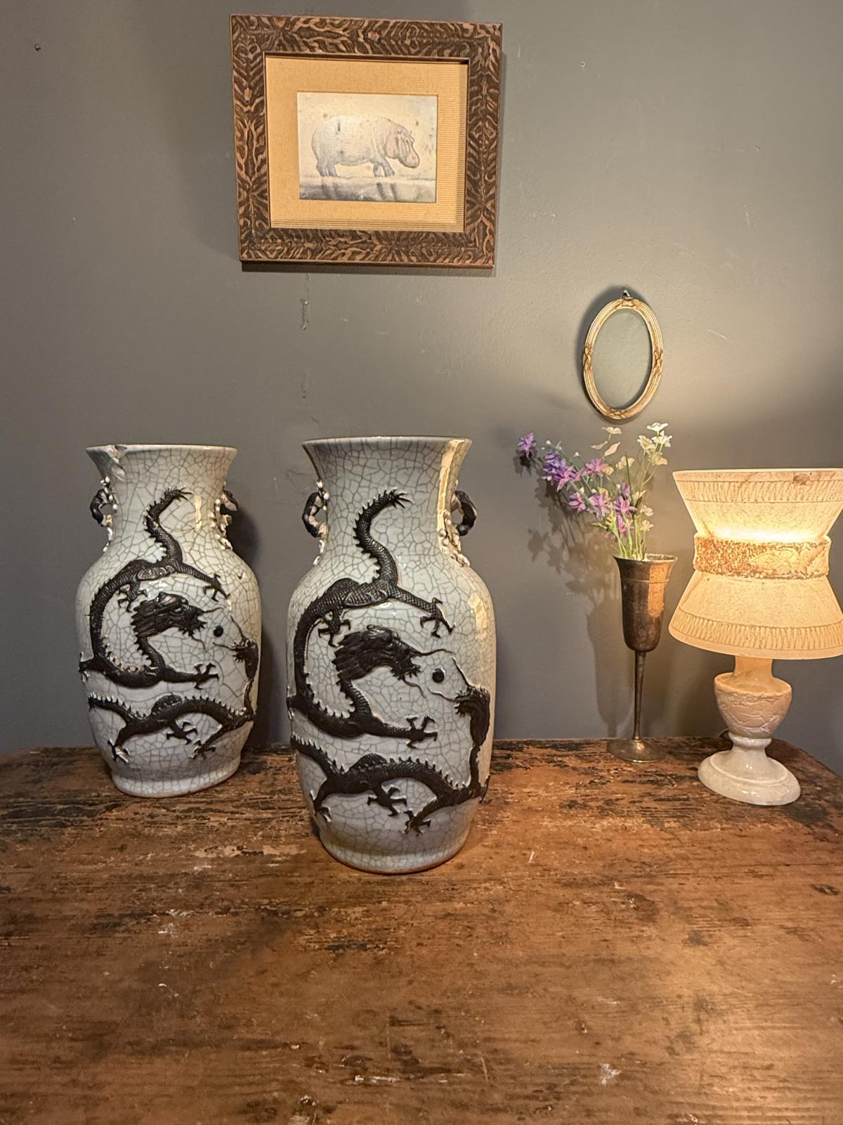 Pereche de vase chinezești Nanking cu glazură craquelé și decor în relief cu dragoni, cocori și ramuri de prun.