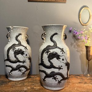 Pereche de vase chinezești Nanking cu glazură craquelé și decor în relief cu dragoni, cocori și ramuri de prun.