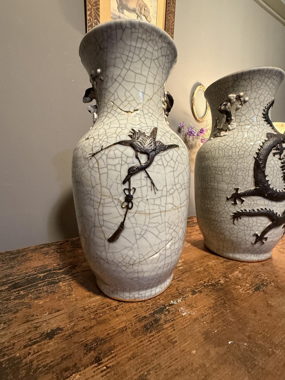 Pereche de vase chinezești Nanking cu glazură craquelé și decor în relief cu dragoni, cocori și ramuri de prun.
