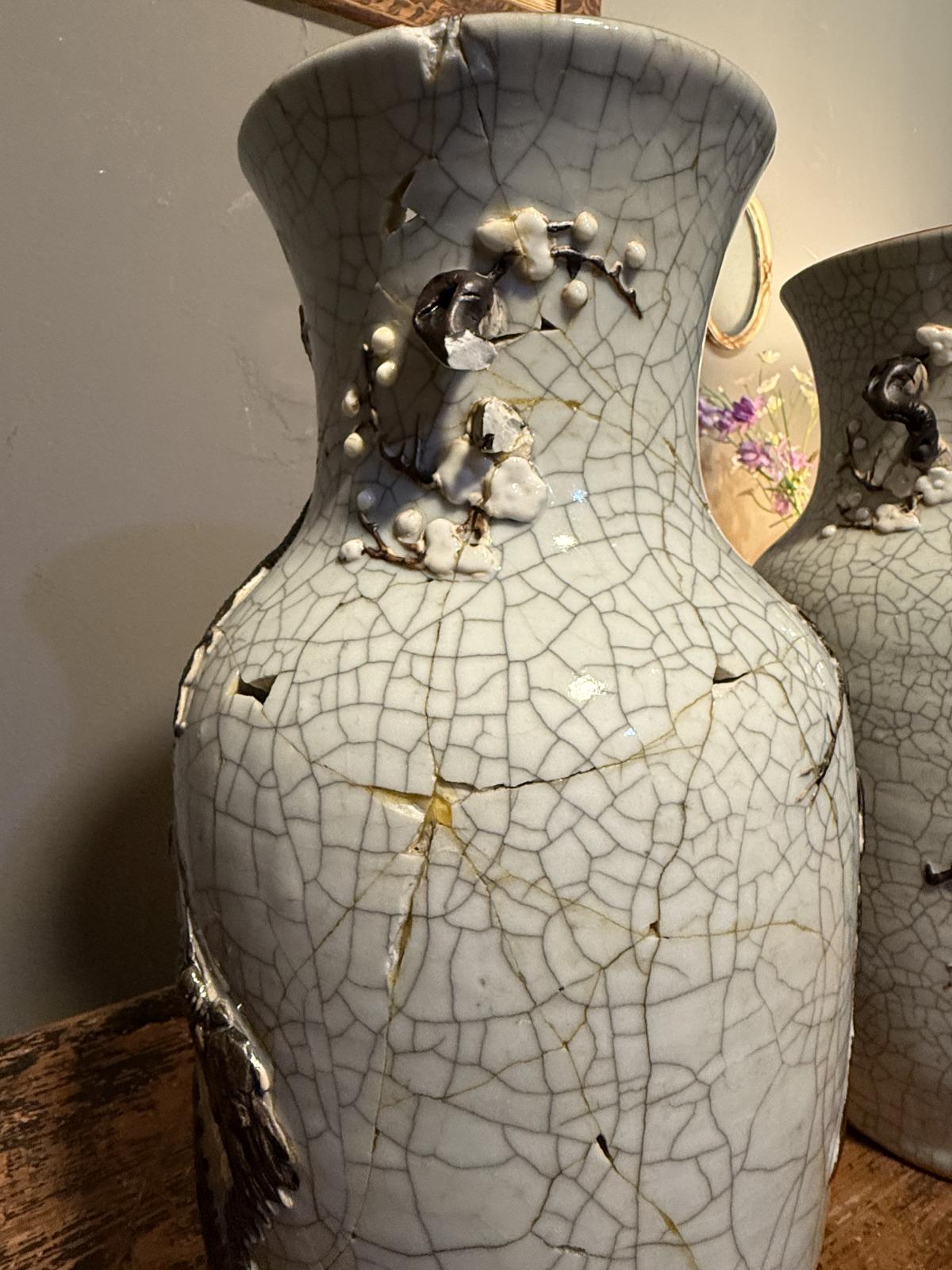 Pereche de vase chinezești Nanking cu glazură craquelé și decor în relief cu dragoni, cocori și ramuri de prun.
