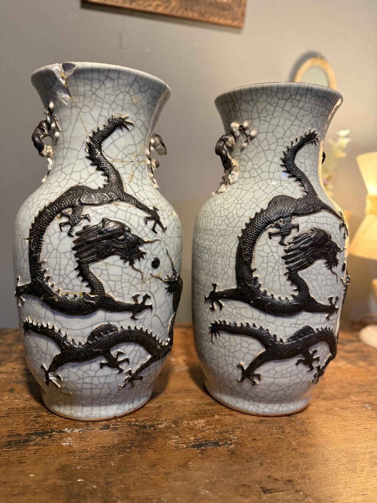 Pereche de vase chinezești Nanking cu glazură craquelé și decor în relief cu dragoni, cocori și ramuri de prun.