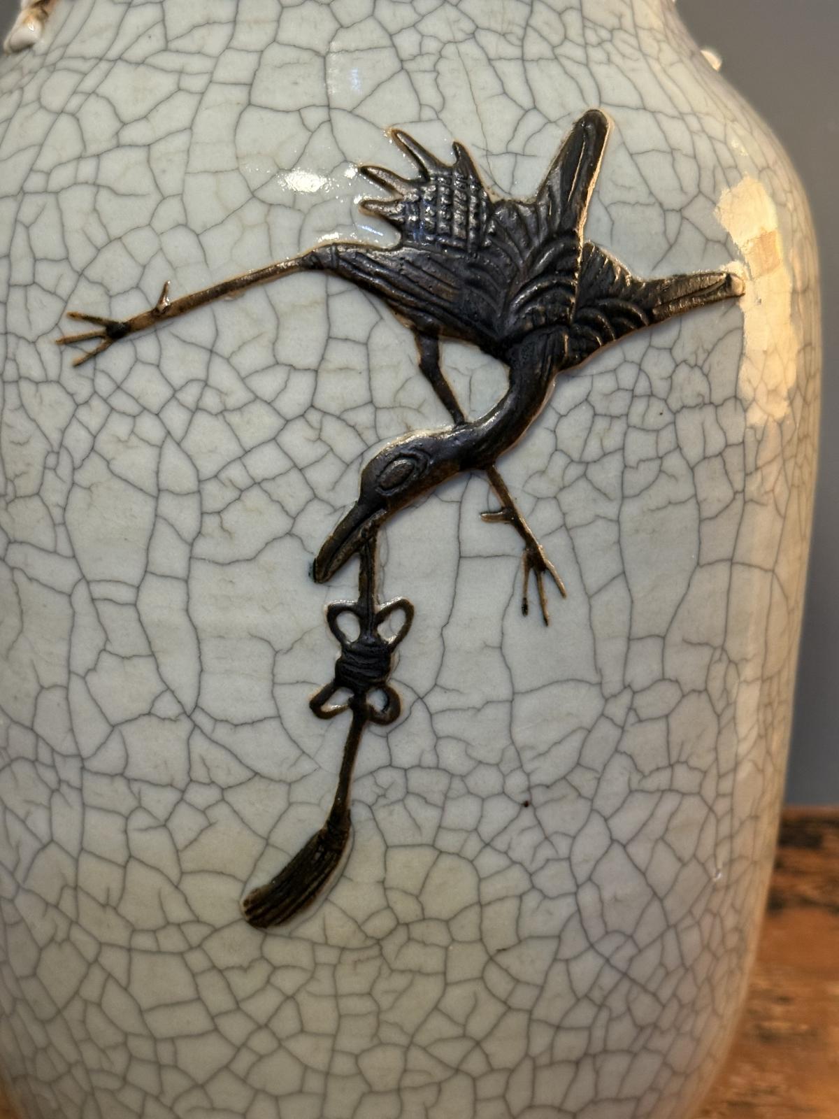 Pereche de vase chinezești Nanking cu glazură craquelé și decor în relief cu dragoni, cocori și ramuri de prun.