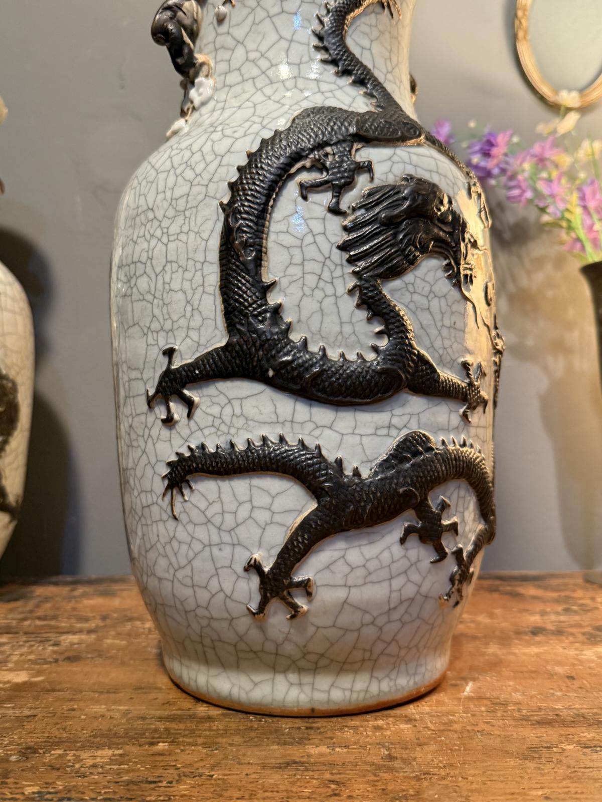 Pereche de vase chinezești Nanking cu glazură craquelé și decor în relief cu dragoni, cocori și ramuri de prun.
