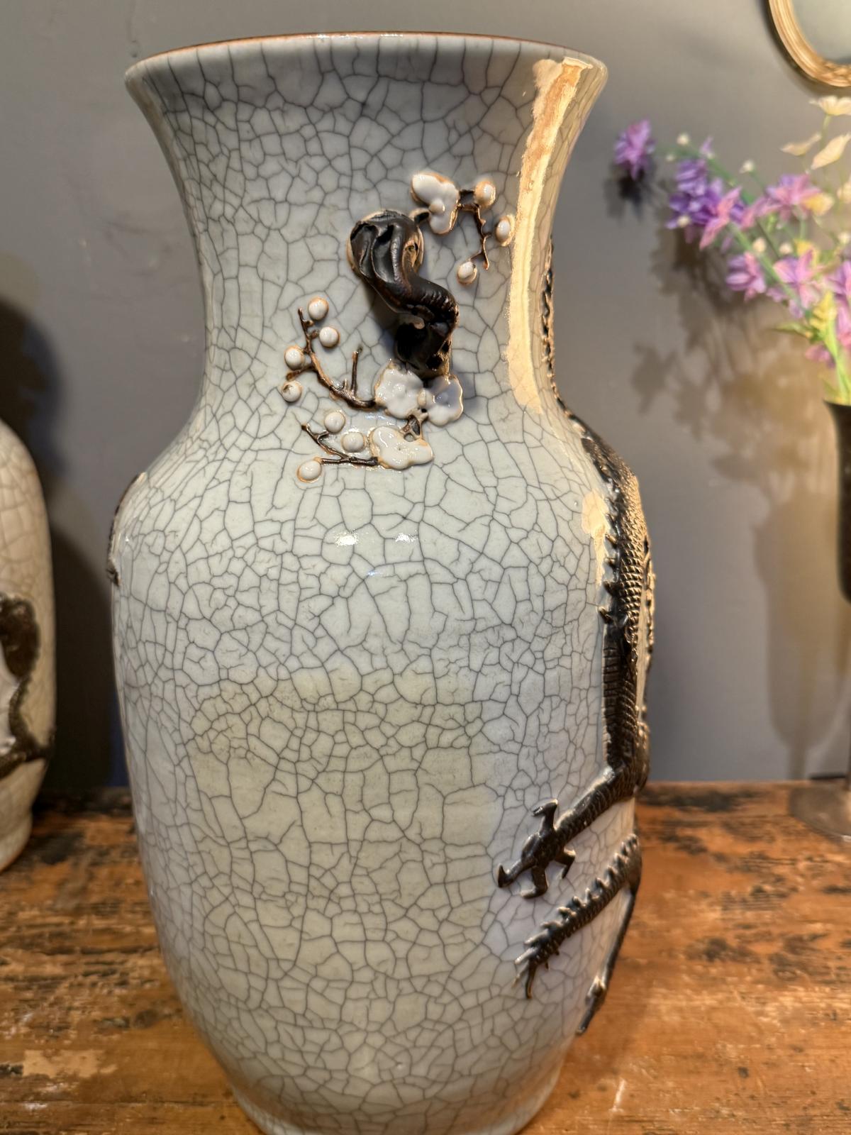 Pereche de vase chinezești Nanking cu glazură craquelé și decor în relief cu dragoni, cocori și ramuri de prun.