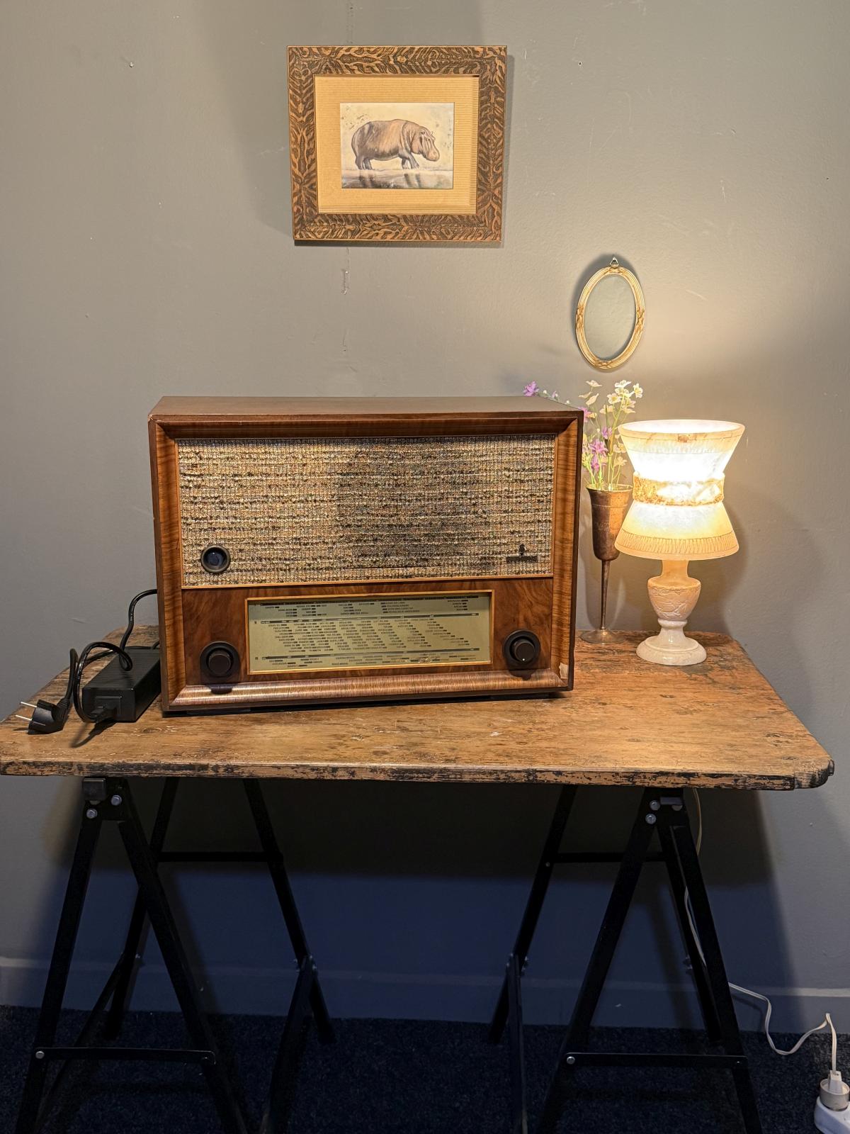 Radio Siemens Super 13W din 1941–1942, transformat într-o boxă Bluetooth cu difuzor și amplificator noi. Carcasă originală din lemn.