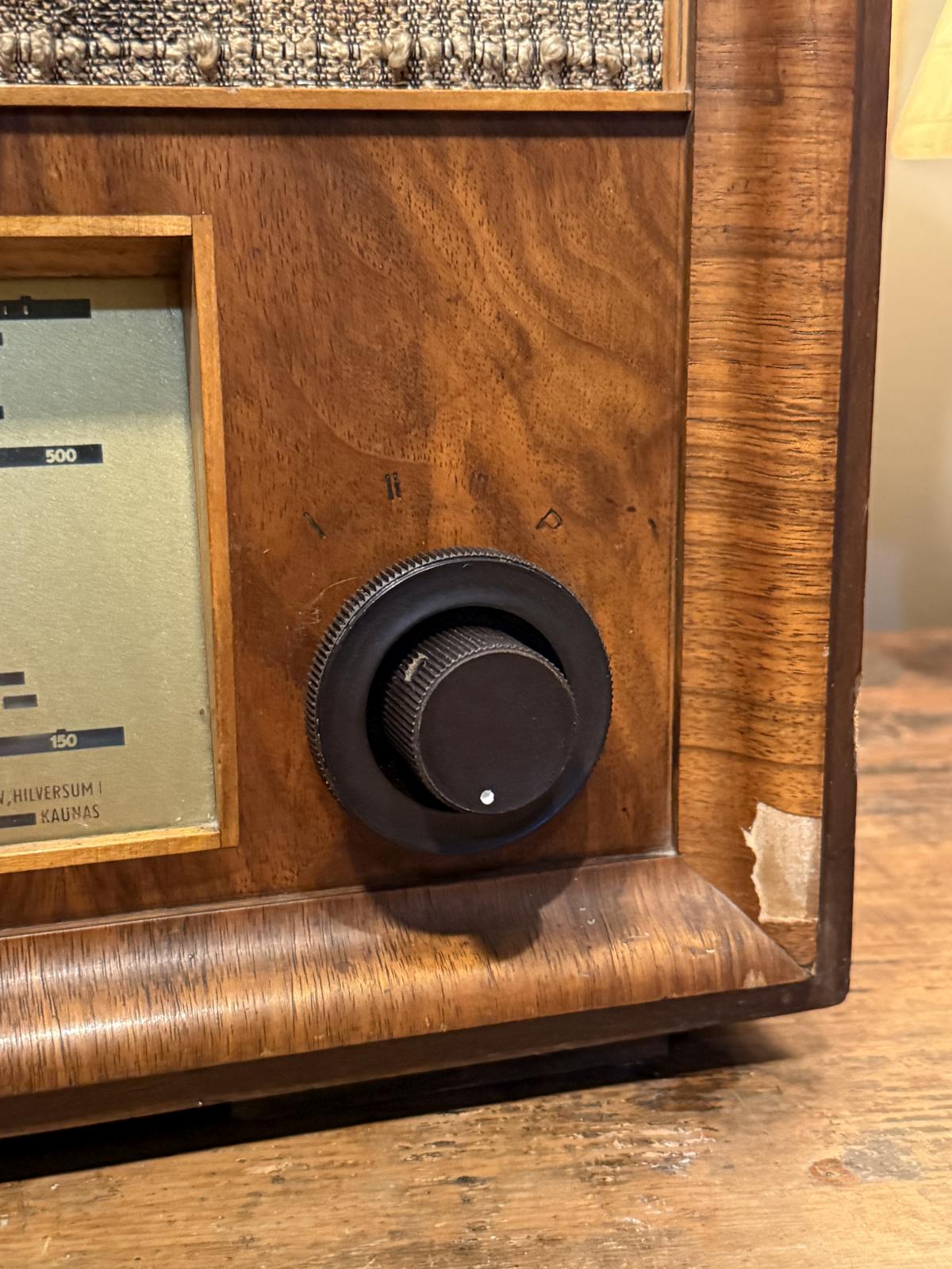Radio Siemens Super 13W din 1941–1942, transformat într-o boxă Bluetooth cu difuzor și amplificator noi. Carcasă originală din lemn.