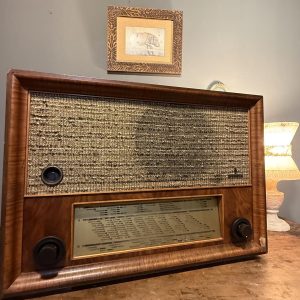 Radio Siemens Super 13W din 1941–1942, transformat într-o boxă Bluetooth cu difuzor și amplificator noi. Carcasă originală din lemn.