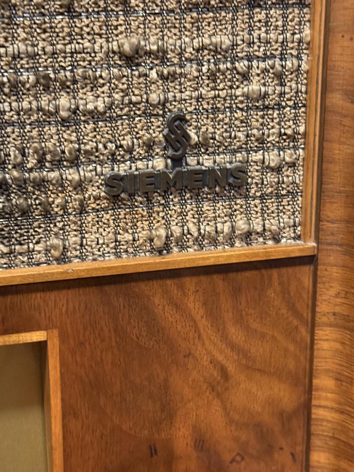 Radio Siemens Super 13W din 1941–1942, transformat într-o boxă Bluetooth cu difuzor și amplificator noi. Carcasă originală din lemn.