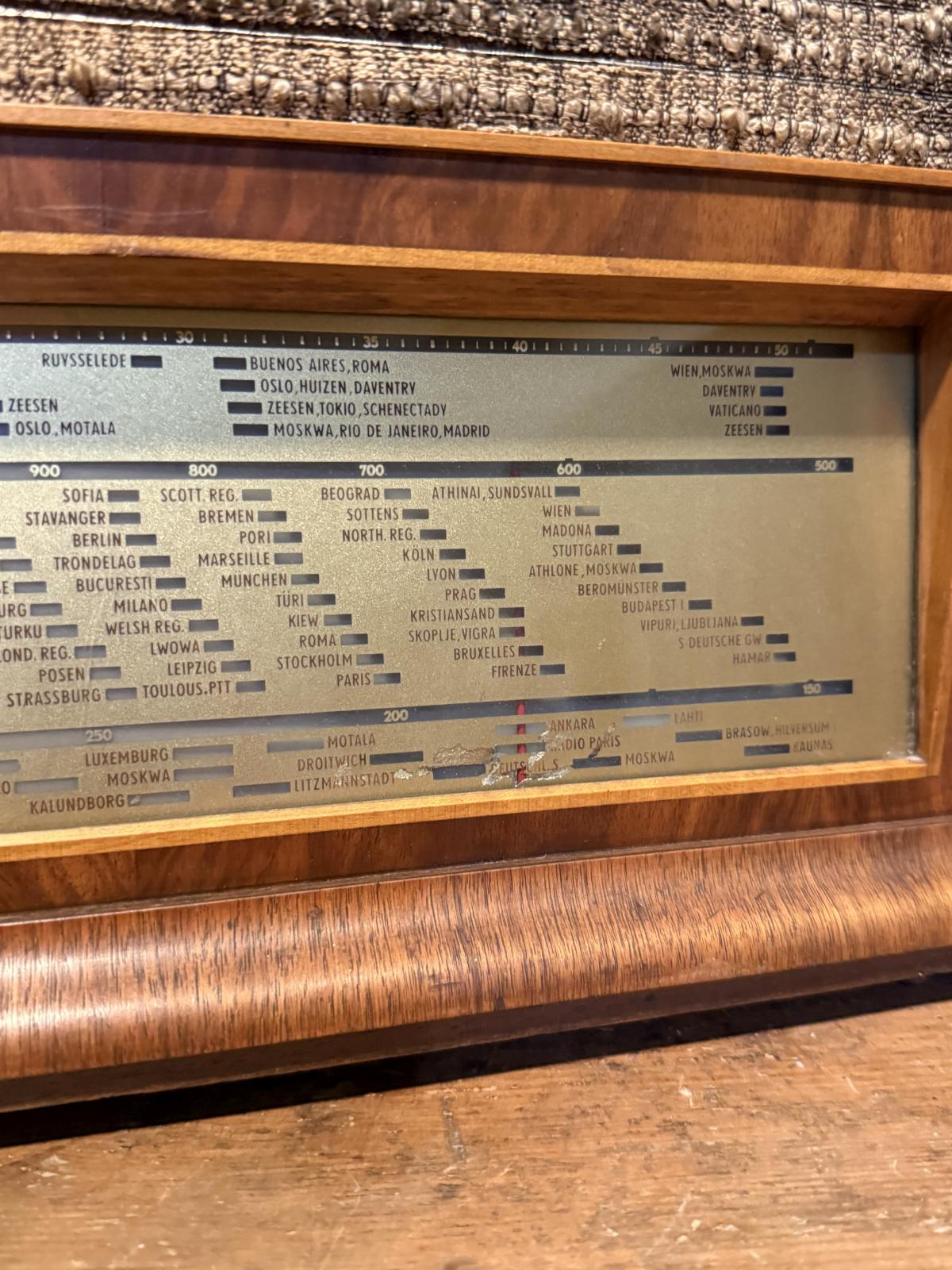 Radio Siemens Super 13W din 1941–1942, transformat într-o boxă Bluetooth cu difuzor și amplificator noi. Carcasă originală din lemn.