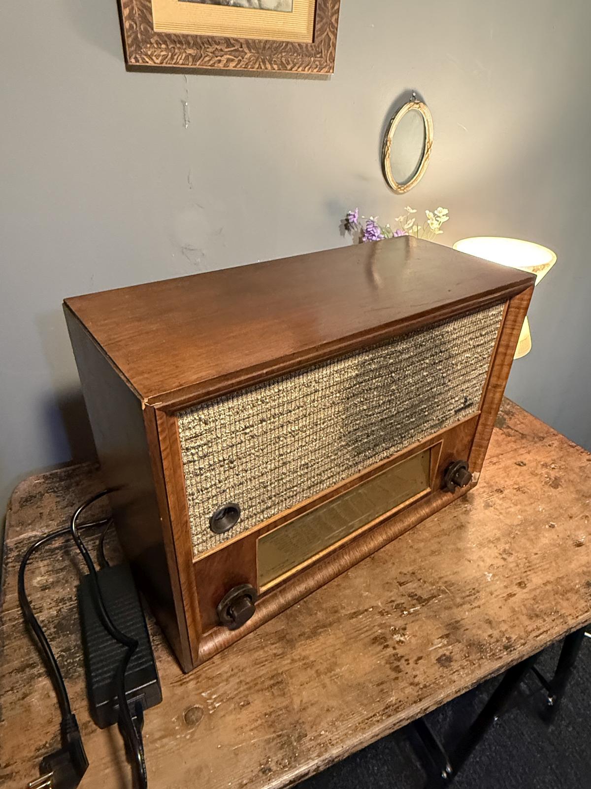 Radio Siemens Super 13W din 1941–1942, transformat într-o boxă Bluetooth cu difuzor și amplificator noi. Carcasă originală din lemn.