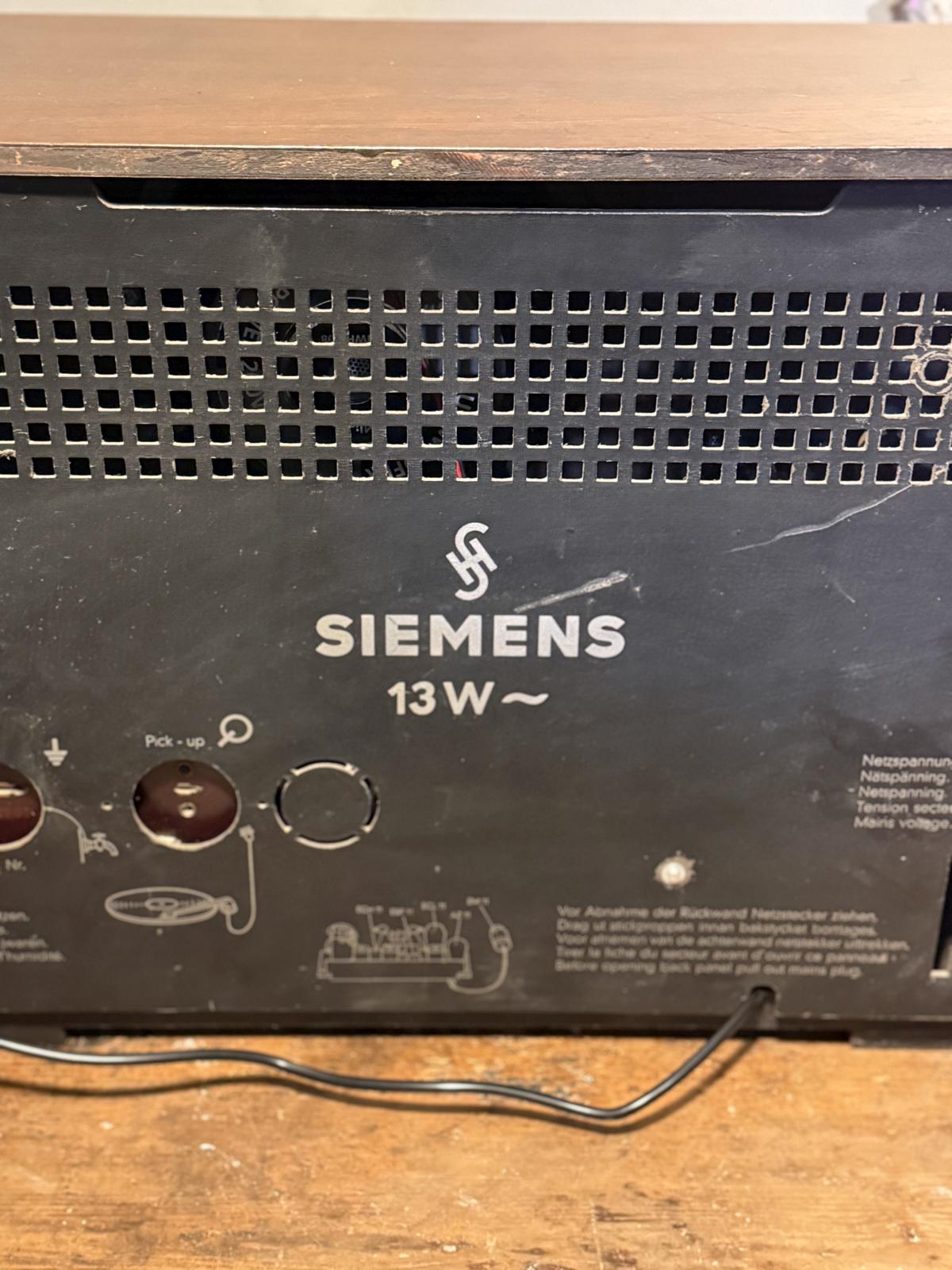 Radio Siemens Super 13W din 1941–1942, transformat într-o boxă Bluetooth cu difuzor și amplificator noi. Carcasă originală din lemn.