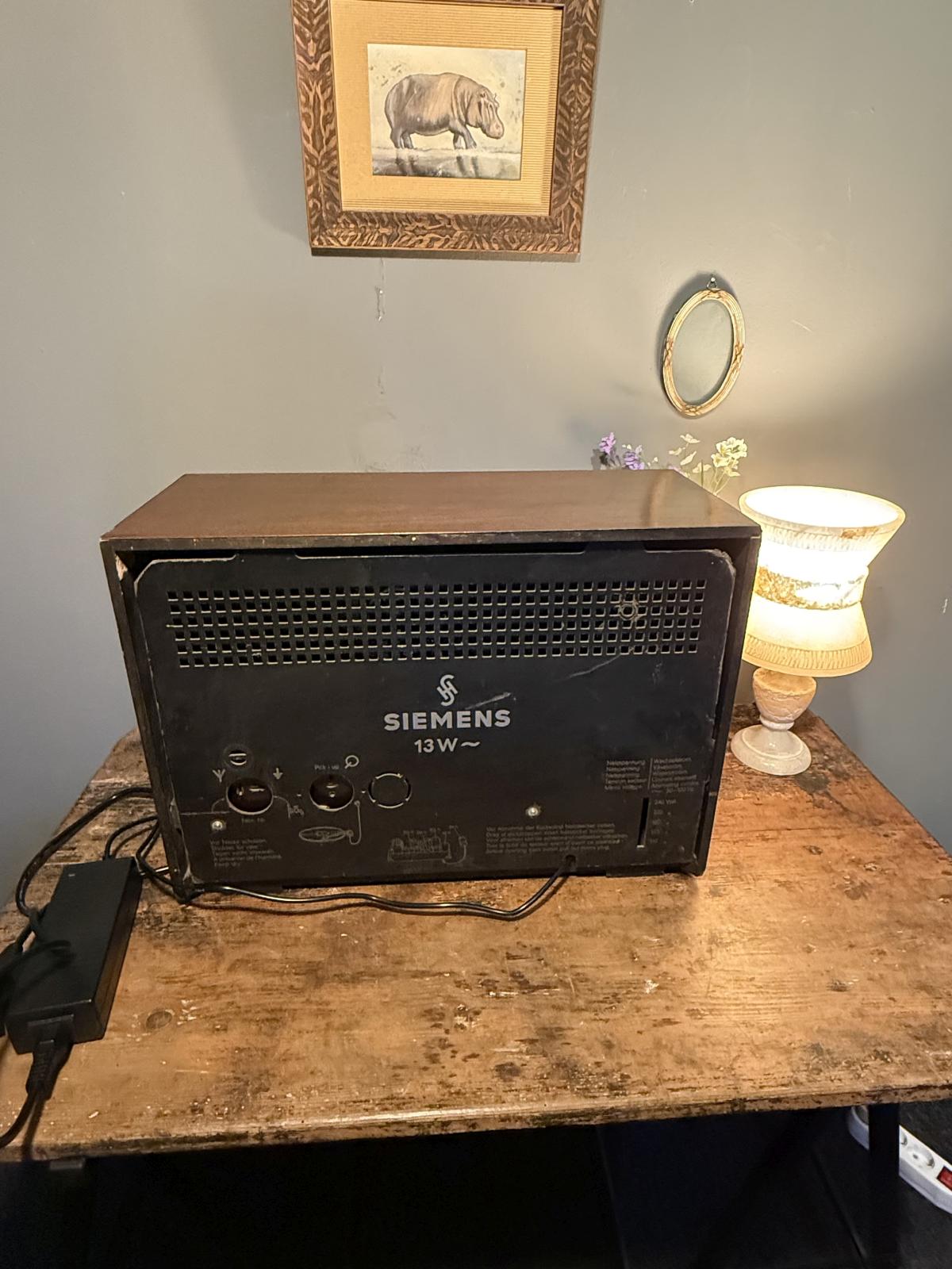 Radio Siemens Super 13W din 1941–1942, transformat într-o boxă Bluetooth cu difuzor și amplificator noi. Carcasă originală din lemn.