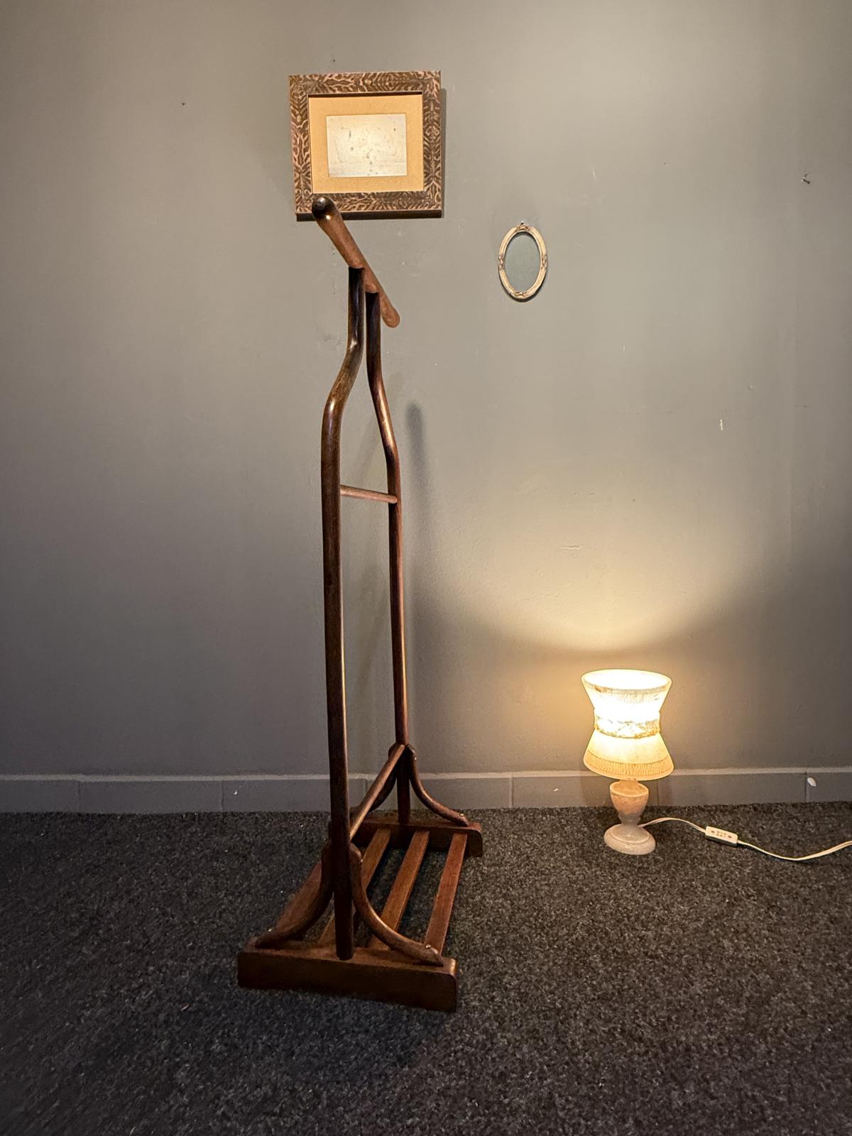 Valet de noapte vechi din lemn curbat, în stil Thonet, cu suport pentru sacou, bară pentru pantaloni și raft pentru încălțăminte.