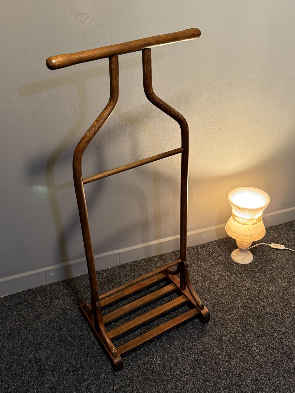 Valet de noapte vechi din lemn curbat, în stil Thonet, cu suport pentru sacou, bară pentru pantaloni și raft pentru încălțăminte.
