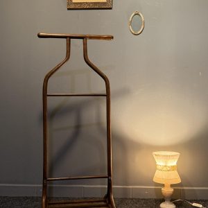 Valet de noapte vechi din lemn curbat, în stil Thonet, cu suport pentru sacou, bară pentru pantaloni și raft pentru încălțăminte.