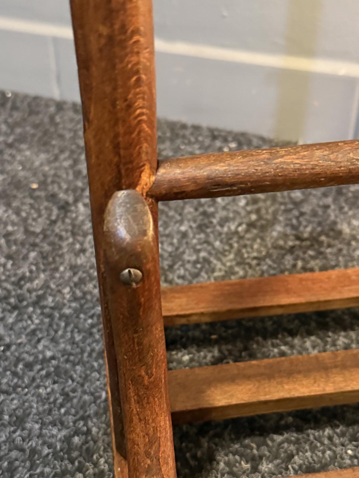 Valet de noapte vechi din lemn curbat, în stil Thonet, cu suport pentru sacou, bară pentru pantaloni și raft pentru încălțăminte.