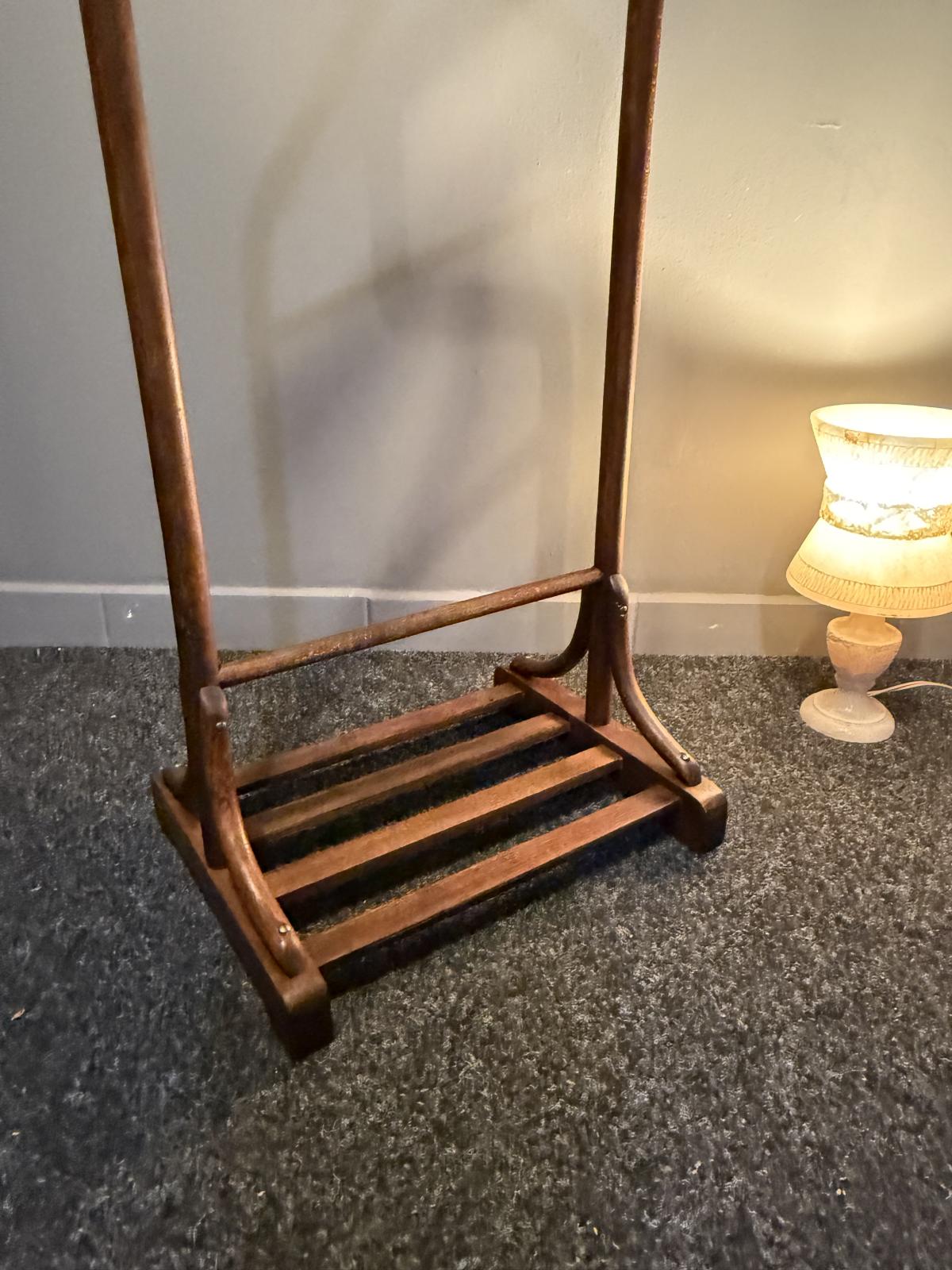 Valet de noapte vechi din lemn curbat, în stil Thonet, cu suport pentru sacou, bară pentru pantaloni și raft pentru încălțăminte.