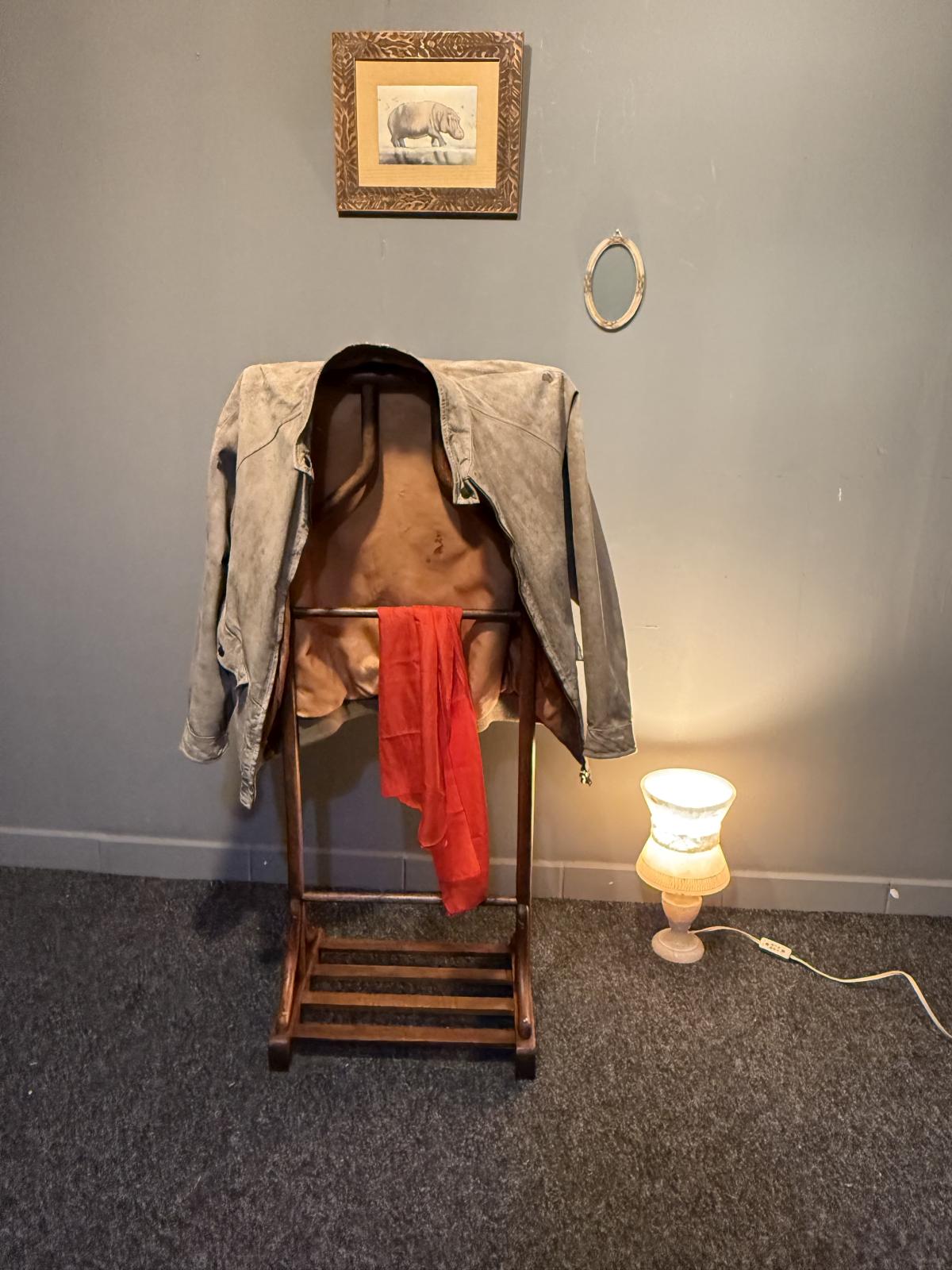 Valet de noapte vechi din lemn curbat, în stil Thonet, cu suport pentru sacou, bară pentru pantaloni și raft pentru încălțăminte.