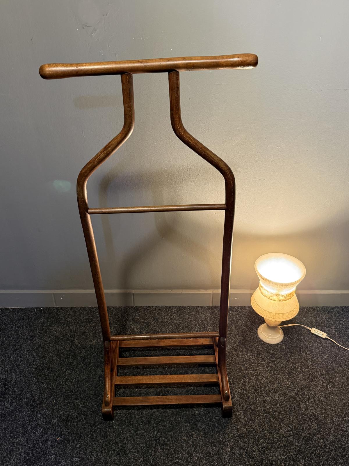 Valet de noapte vechi din lemn curbat, în stil Thonet, cu suport pentru sacou, bară pentru pantaloni și raft pentru încălțăminte.