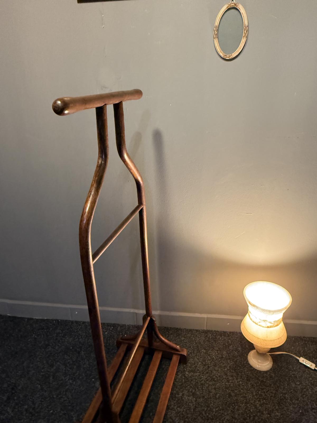 Valet de noapte vechi din lemn curbat, în stil Thonet, cu suport pentru sacou, bară pentru pantaloni și raft pentru încălțăminte.