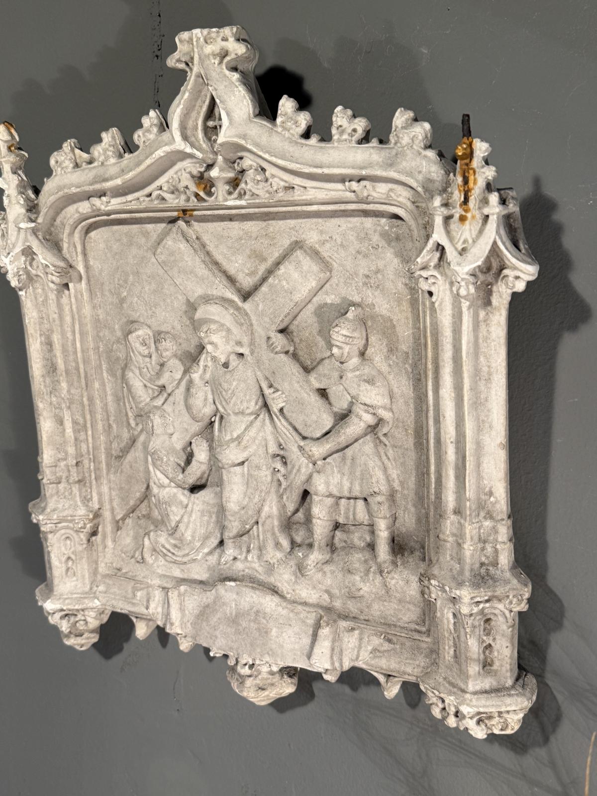 Basorelief religios din ipsos, cu Iisus purtând crucea și femeile din Ierusalim, în ancadrament neogotic. Dimensiuni 33 × 38 cm, cu patină și lipsuri.