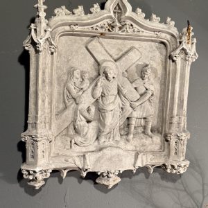 Basorelief religios din ipsos, cu Iisus purtând crucea și femeile din Ierusalim, în ancadrament neogotic. Dimensiuni 33 × 38 cm, cu patină și lipsuri.