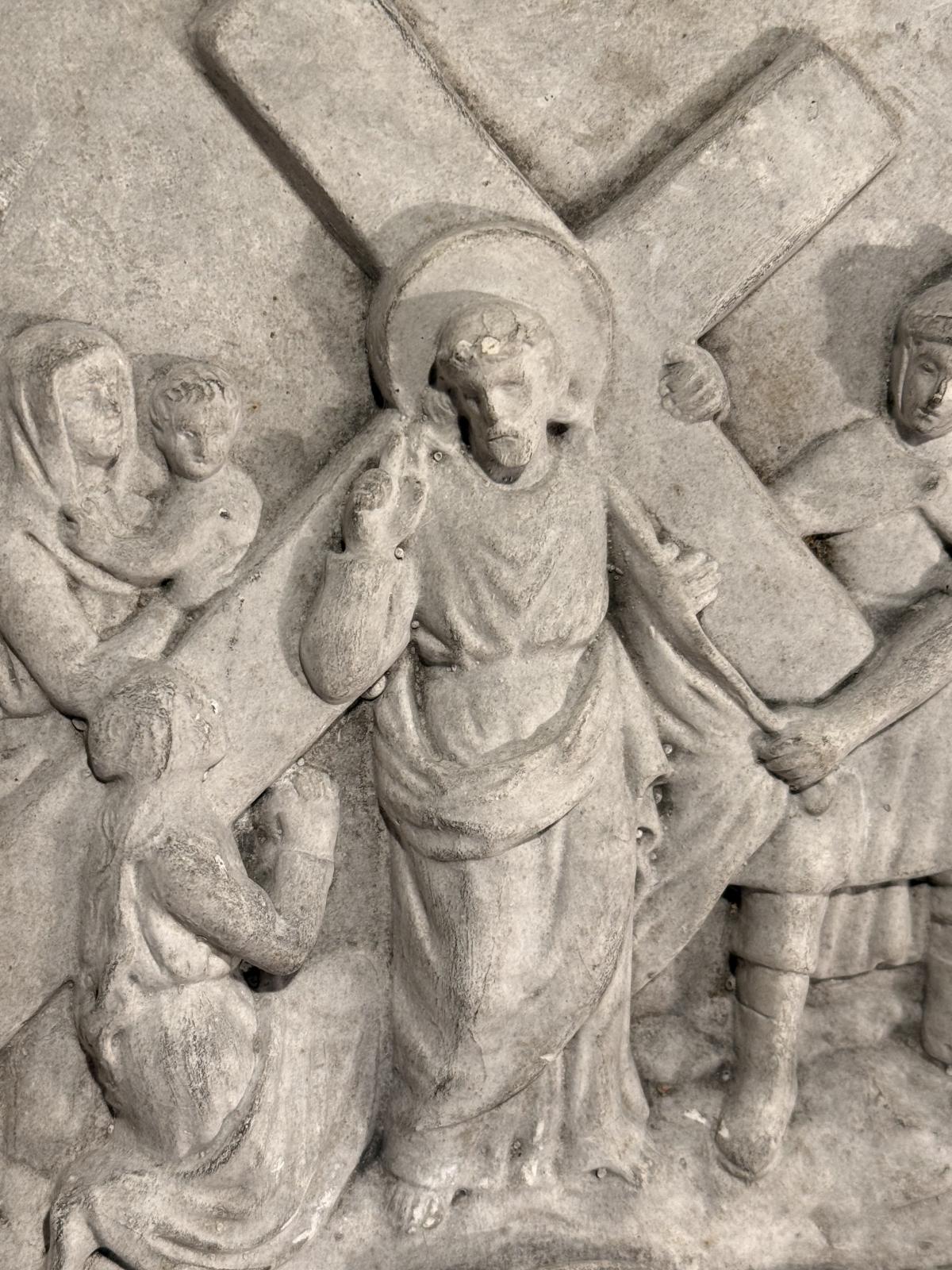 Basorelief religios din ipsos, cu Iisus purtând crucea și femeile din Ierusalim, în ancadrament neogotic. Dimensiuni 33 × 38 cm, cu patină și lipsuri.