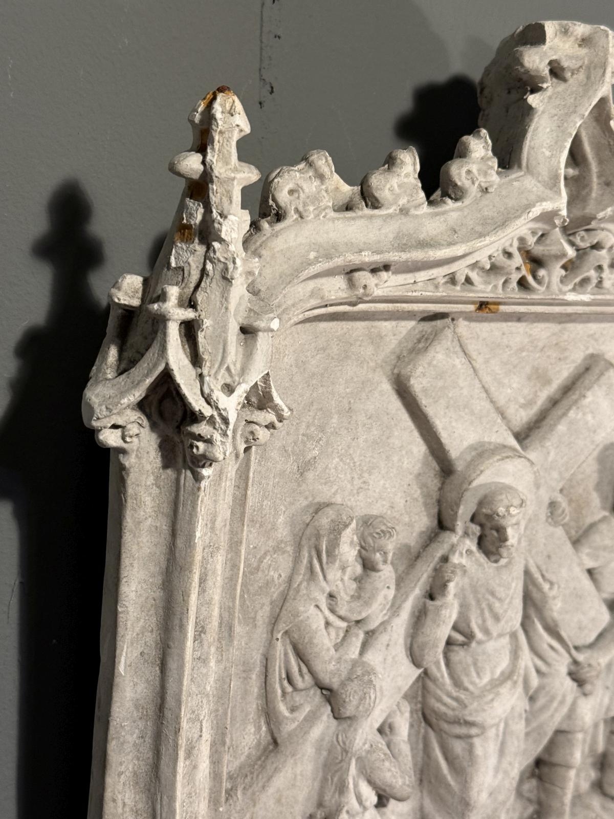 Basorelief religios din ipsos, cu Iisus purtând crucea și femeile din Ierusalim, în ancadrament neogotic. Dimensiuni 33 × 38 cm, cu patină și lipsuri.