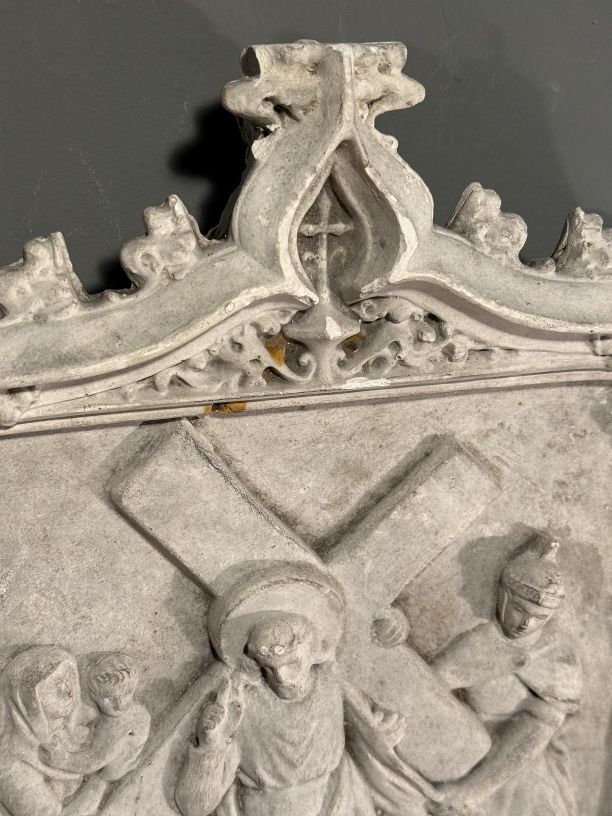 Basorelief religios din ipsos, cu Iisus purtând crucea și femeile din Ierusalim, în ancadrament neogotic. Dimensiuni 33 × 38 cm, cu patină și lipsuri.