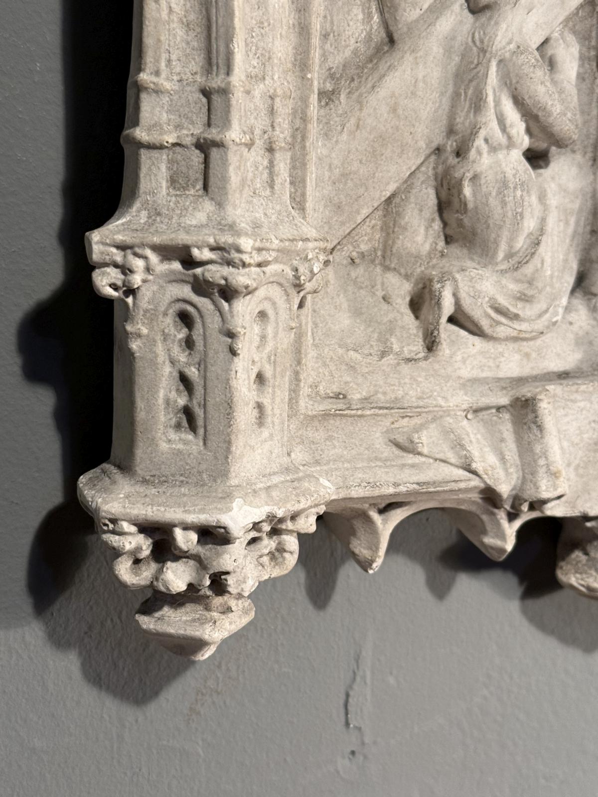 Basorelief religios din ipsos, cu Iisus purtând crucea și femeile din Ierusalim, în ancadrament neogotic. Dimensiuni 33 × 38 cm, cu patină și lipsuri.