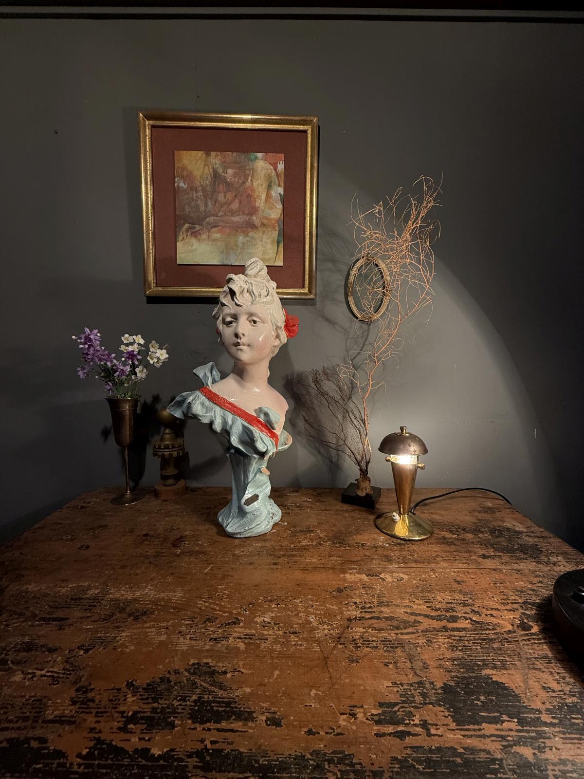 Bust feminin Art Nouveau din ipsos pictat, „Fierté”, circa 1900. Înălțime 51 cm, cu uzură și o lipsă la veșmânt. Expediere prin curier.