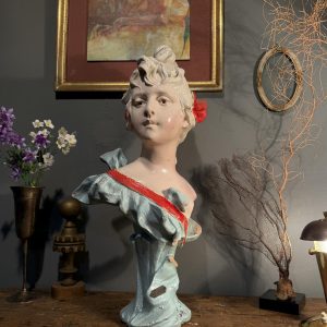 Bust feminin Art Nouveau din ipsos pictat, „Fierté”, circa 1900. Înălțime 51 cm, cu uzură și o lipsă la veșmânt. Expediere prin curier.