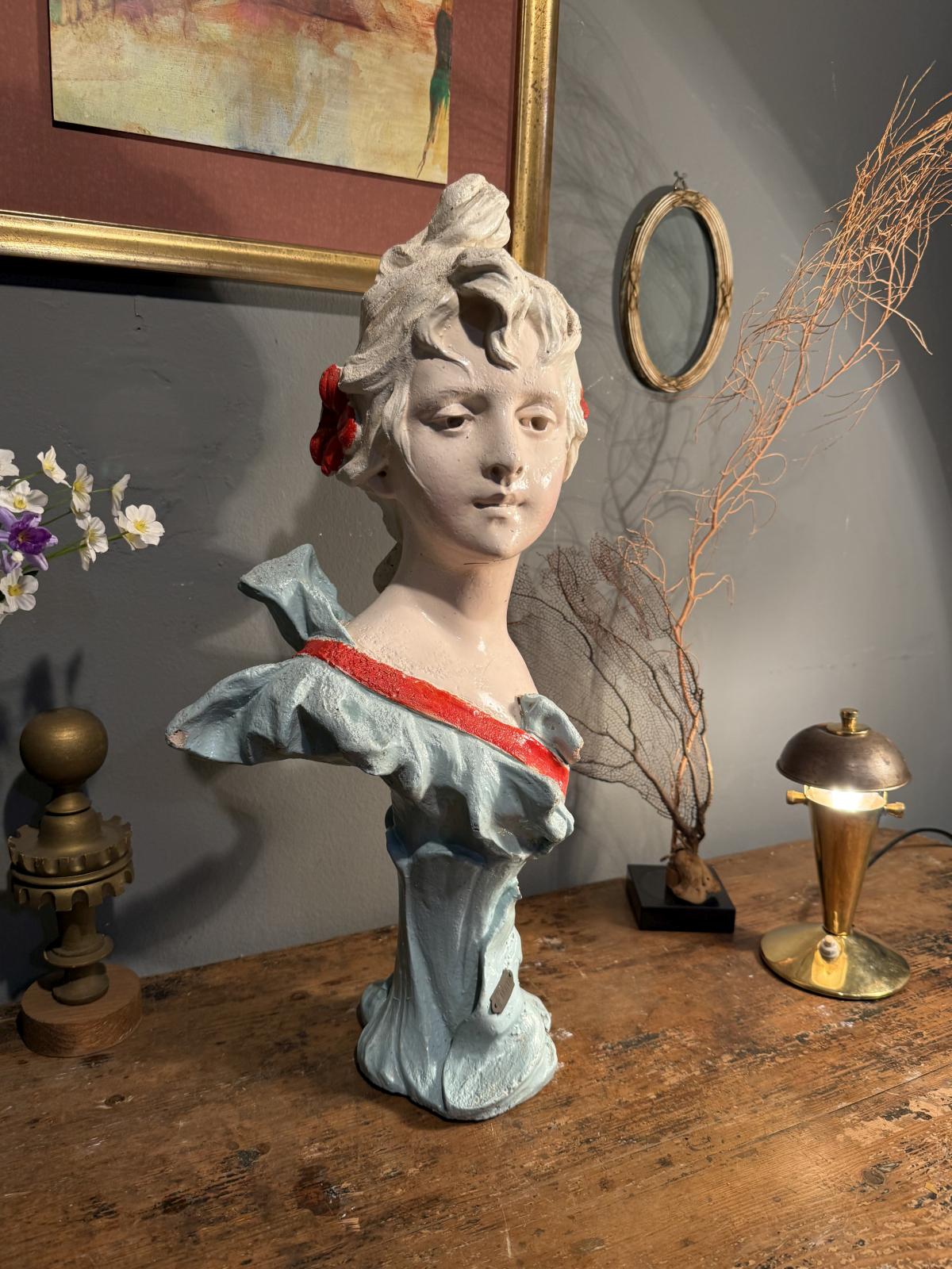 Bust feminin Art Nouveau din ipsos pictat, „Fierté”, circa 1900. Înălțime 51 cm, cu uzură și o lipsă la veșmânt. Expediere prin curier.