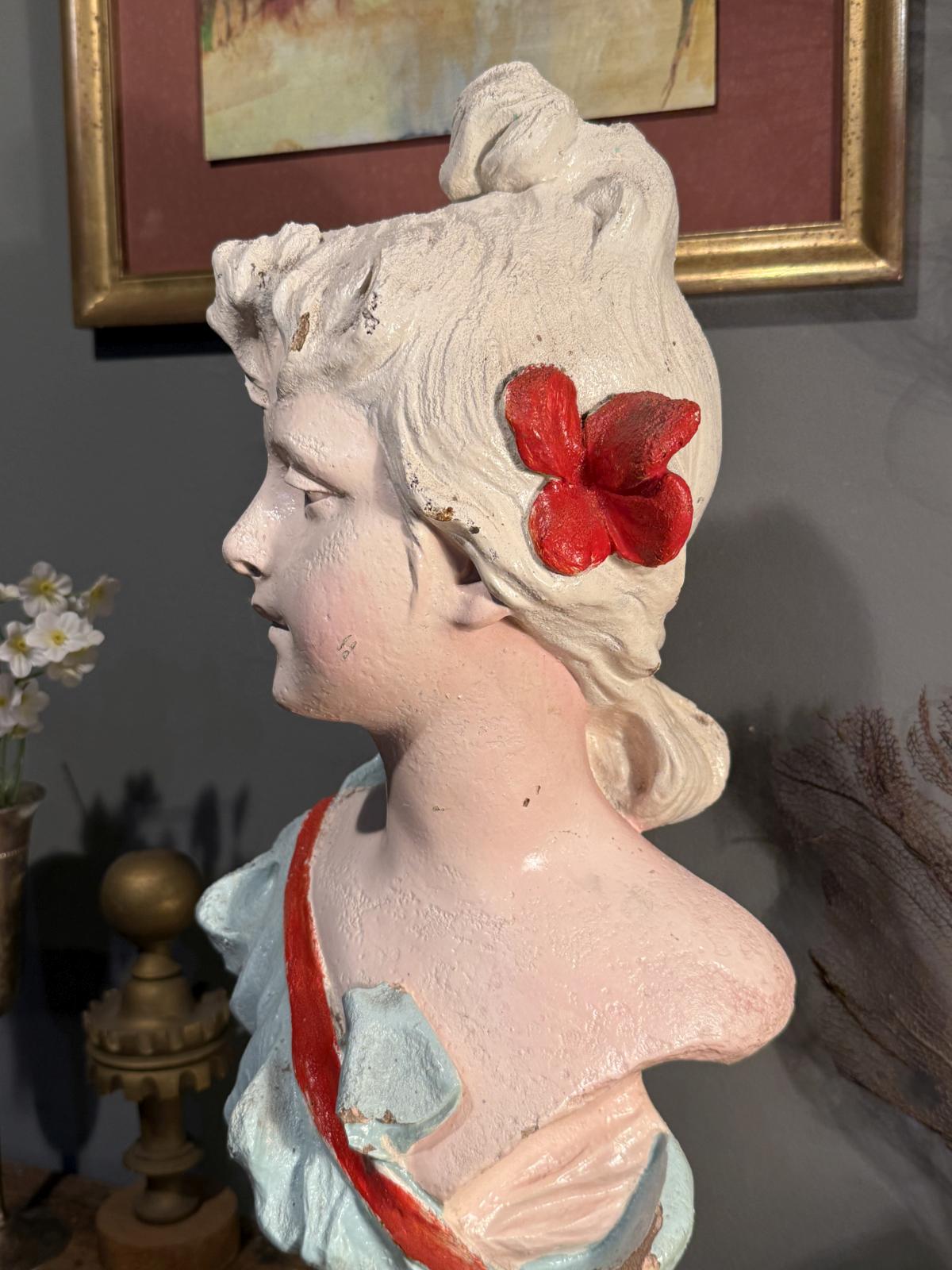 Bust feminin Art Nouveau din ipsos pictat, „Fierté”, circa 1900. Înălțime 51 cm, cu uzură și o lipsă la veșmânt. Expediere prin curier.
