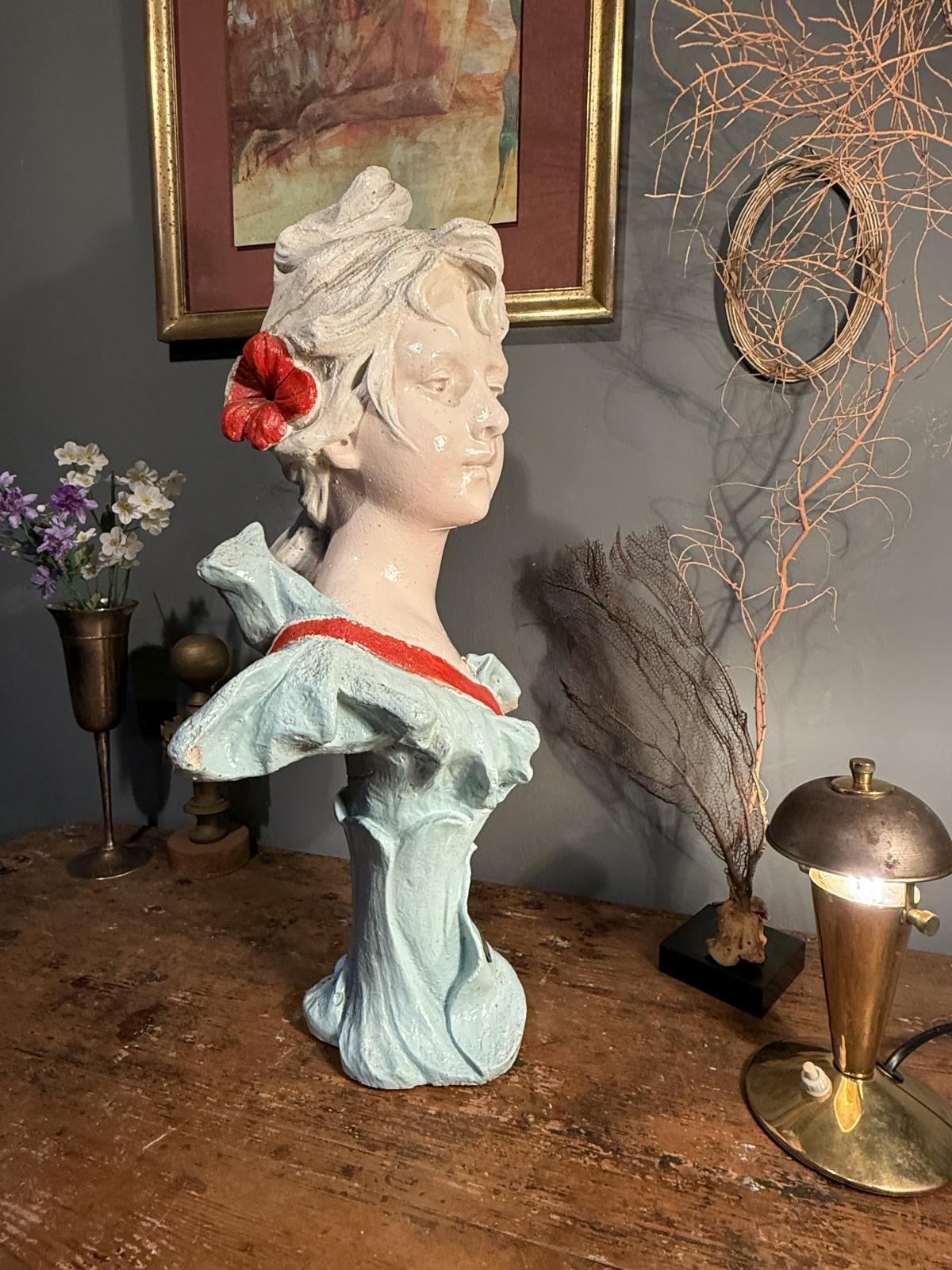 Bust feminin Art Nouveau din ipsos pictat, „Fierté”, circa 1900. Înălțime 51 cm, cu uzură și o lipsă la veșmânt. Expediere prin curier.