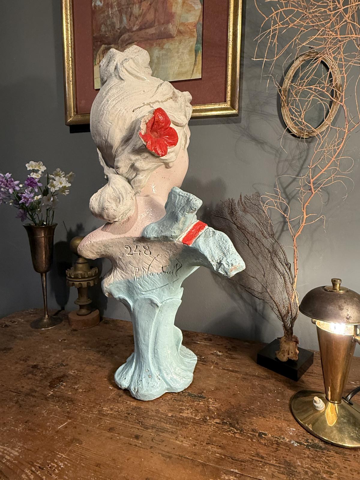 Bust feminin Art Nouveau din ipsos pictat, „Fierté”, circa 1900. Înălțime 51 cm, cu uzură și o lipsă la veșmânt. Expediere prin curier.
