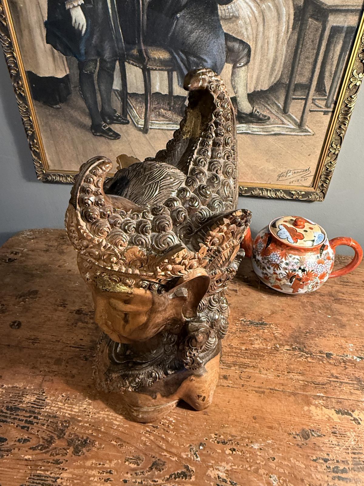 Bust decorativ din lemn masiv sculptat, cu coroană ornamentală și accente aurii, înălțime 36 cm. Descoperă-l la Sertar Magic, București.