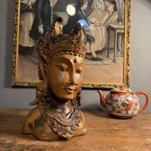 Bust decorativ din lemn masiv sculptat, cu coroană ornamentală și accente aurii, înălțime 36 cm. Descoperă-l la Sertar Magic, București.