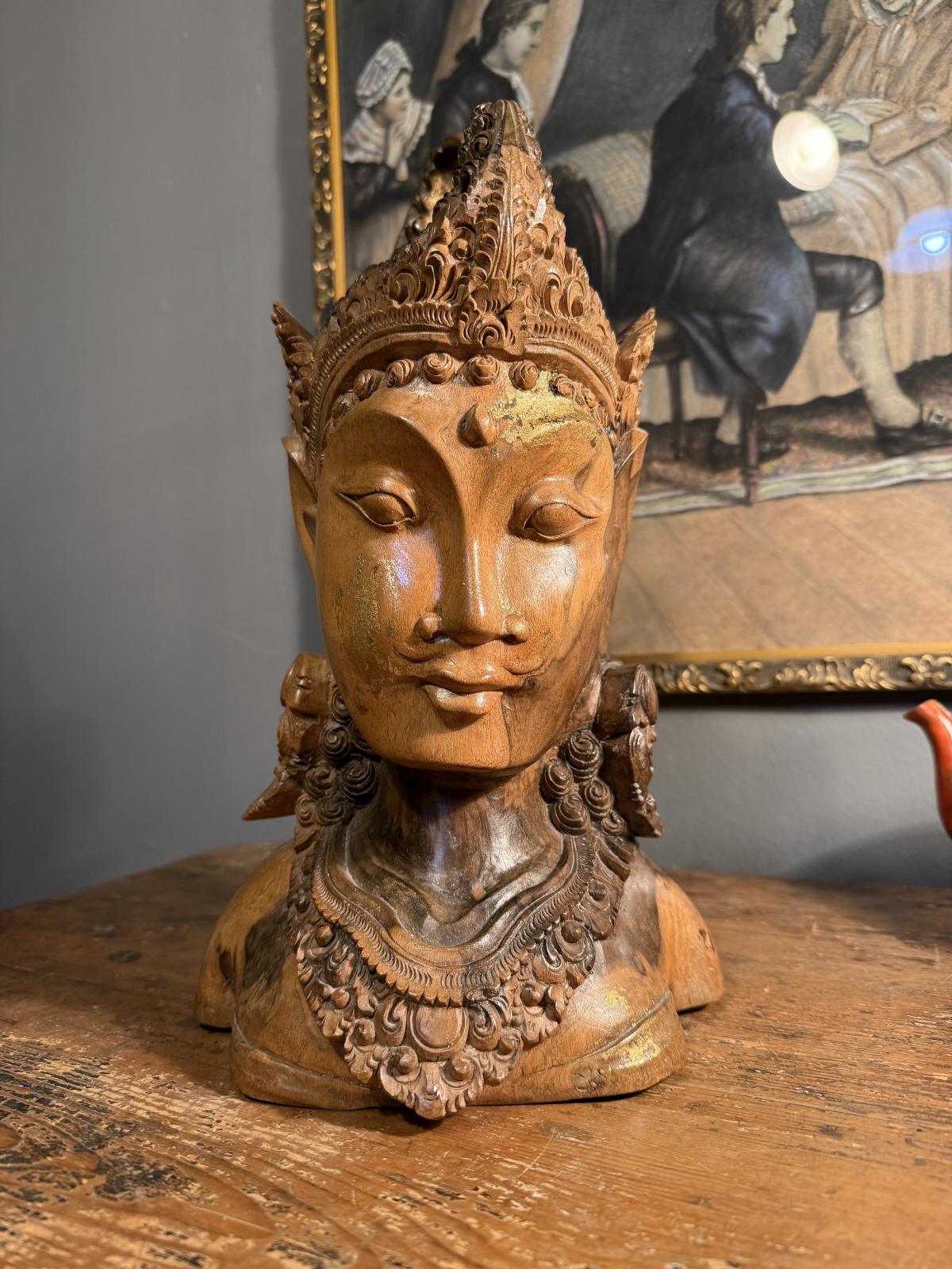 Bust decorativ din lemn masiv sculptat, cu coroană ornamentală și accente aurii, înălțime 36 cm. Descoperă-l la Sertar Magic, București.