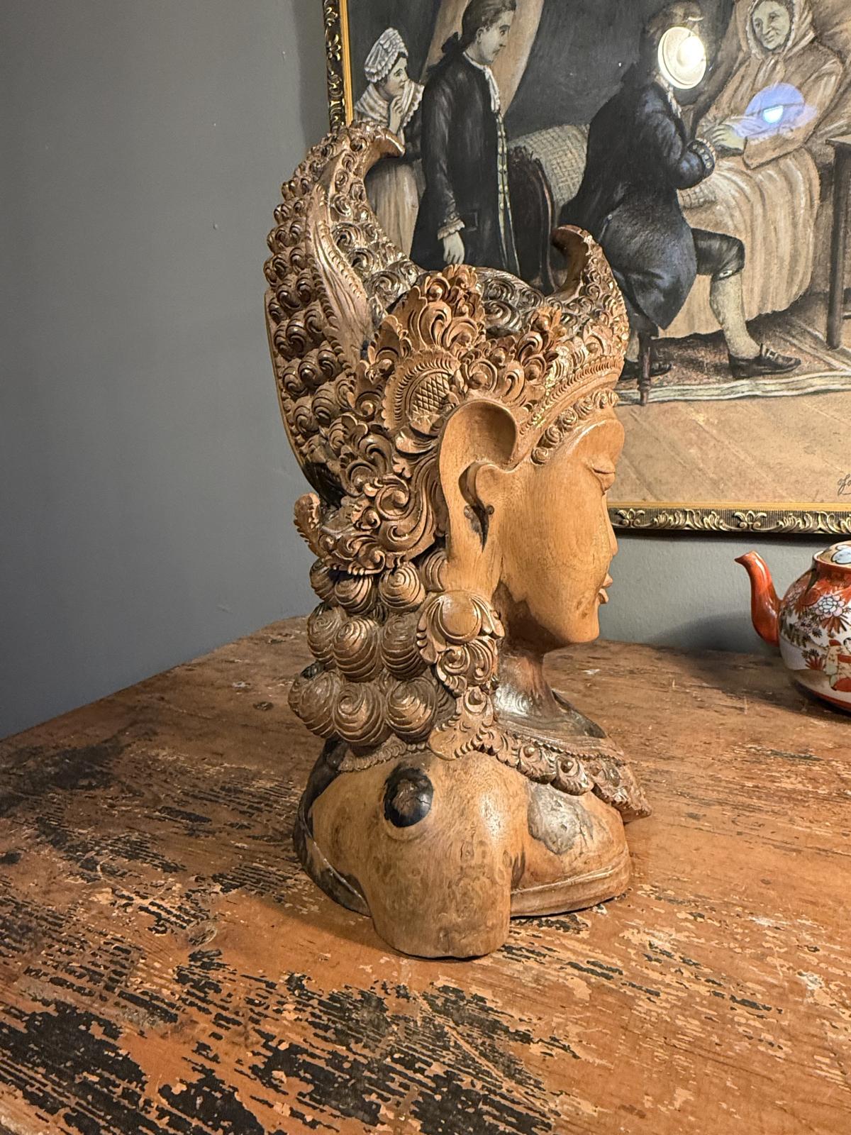 Bust decorativ din lemn masiv sculptat, cu coroană ornamentală și accente aurii, înălțime 36 cm. Descoperă-l la Sertar Magic, București.