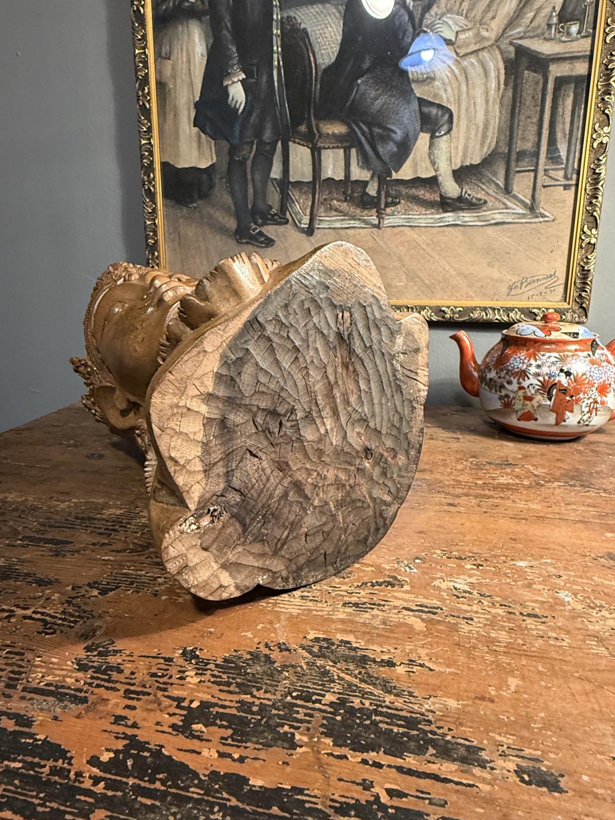 Bust decorativ din lemn masiv sculptat, cu coroană ornamentală și accente aurii, înălțime 36 cm. Descoperă-l la Sertar Magic, București.