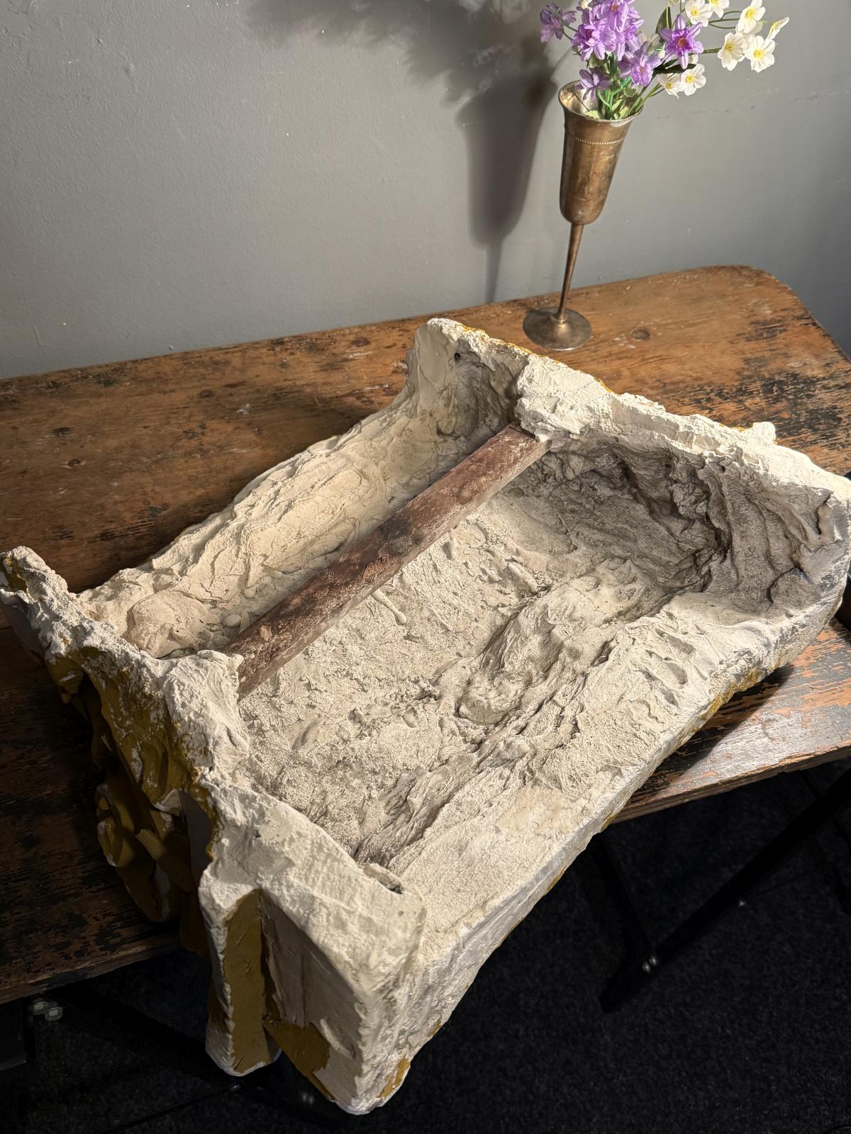 Capitel decorativ din ipsos, cu volute și frunze de acant în relief. Patină ocru, urme de uzură și ciobituri. Dimensiuni: 55 × 40 × 19 cm.