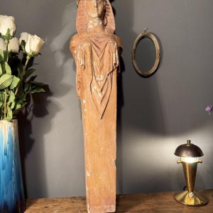 Cariatidă decorativă din ipsos patinat, cu bust feminin și capitel cu volute. Înălțime 71 cm, cu urme de uzură. La Sertar Magic.