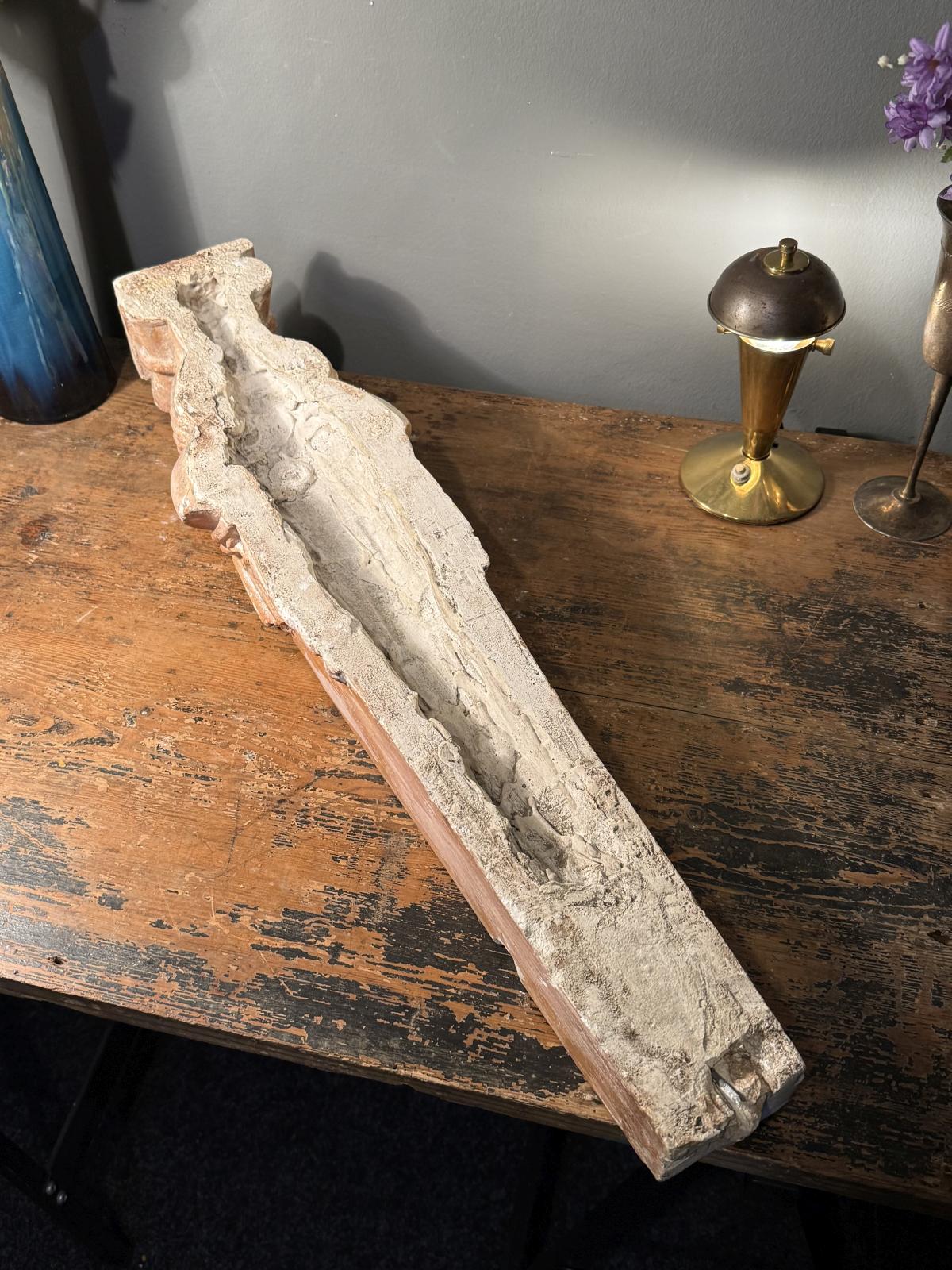 Cariatidă decorativă din ipsos patinat, cu bust feminin și capitel cu volute. Înălțime 71 cm, cu urme de uzură. La Sertar Magic.